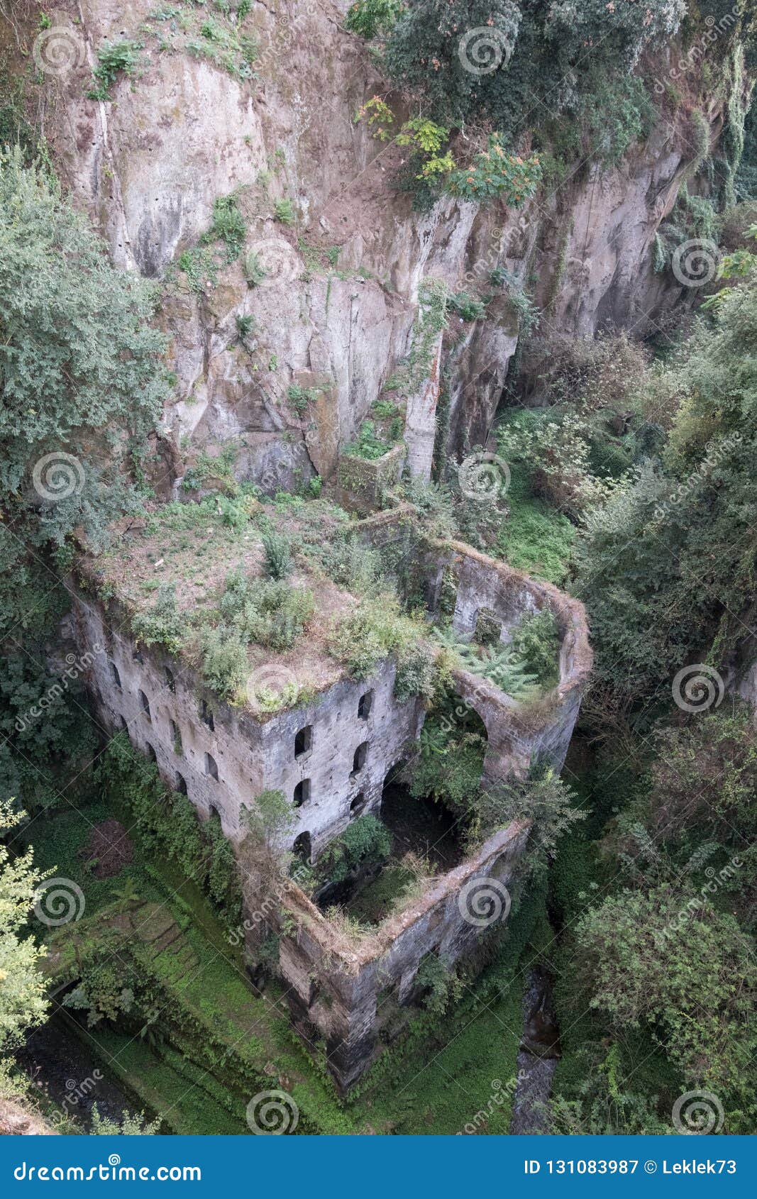 ruínas do velho abandonado moinho de vento dentro empório Vila