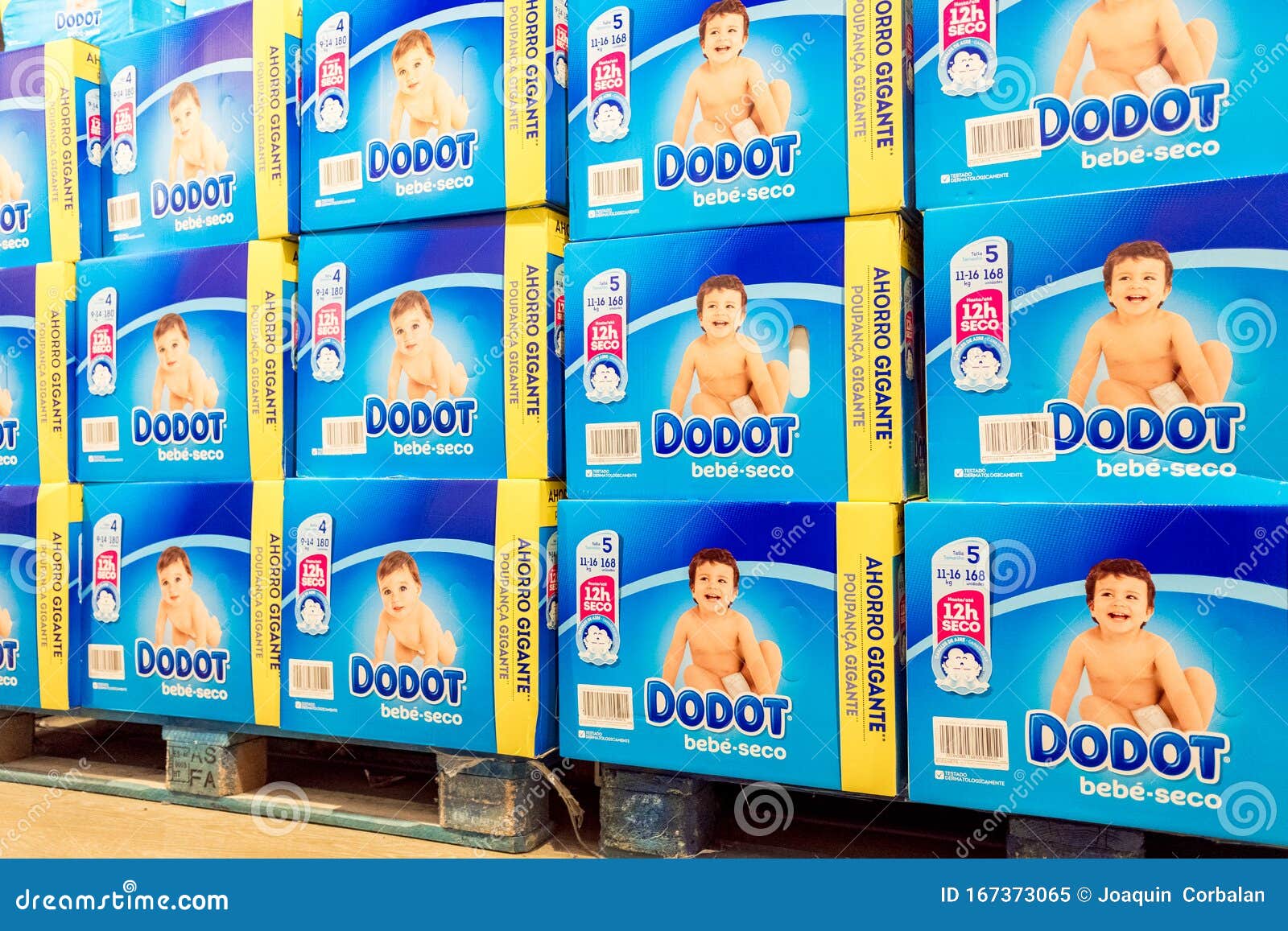 Valence Espagne Decembre 19 Couches De Bebe De Dodot Dans Un Supermarche Lineaire Image Editorial Image Du Consommationisme Hypermarche