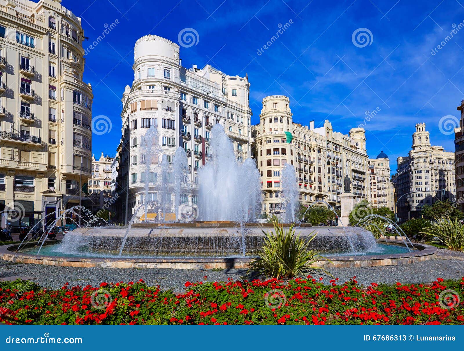 valencia city ayuntamiento square plaza fountain