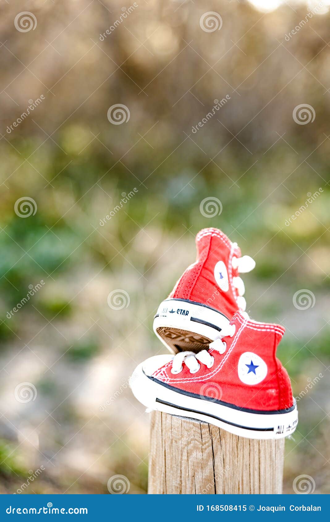 Valencia, España - 3 De Marzo De 2019: Dos Zapatos Rojos De La Marca Converse editorial - de zapato, alineada: