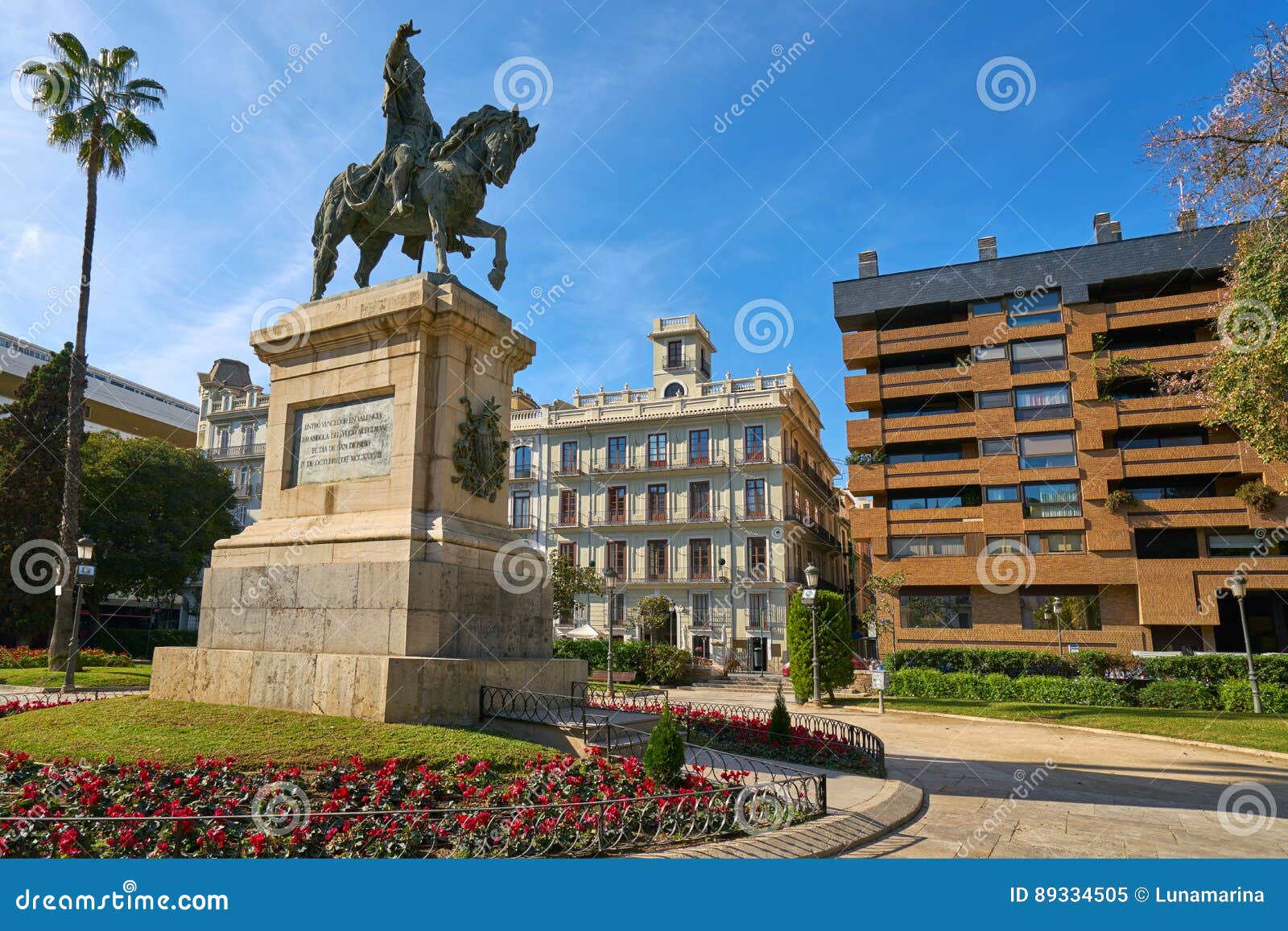 valencia parterre alfonso magnanimo statue