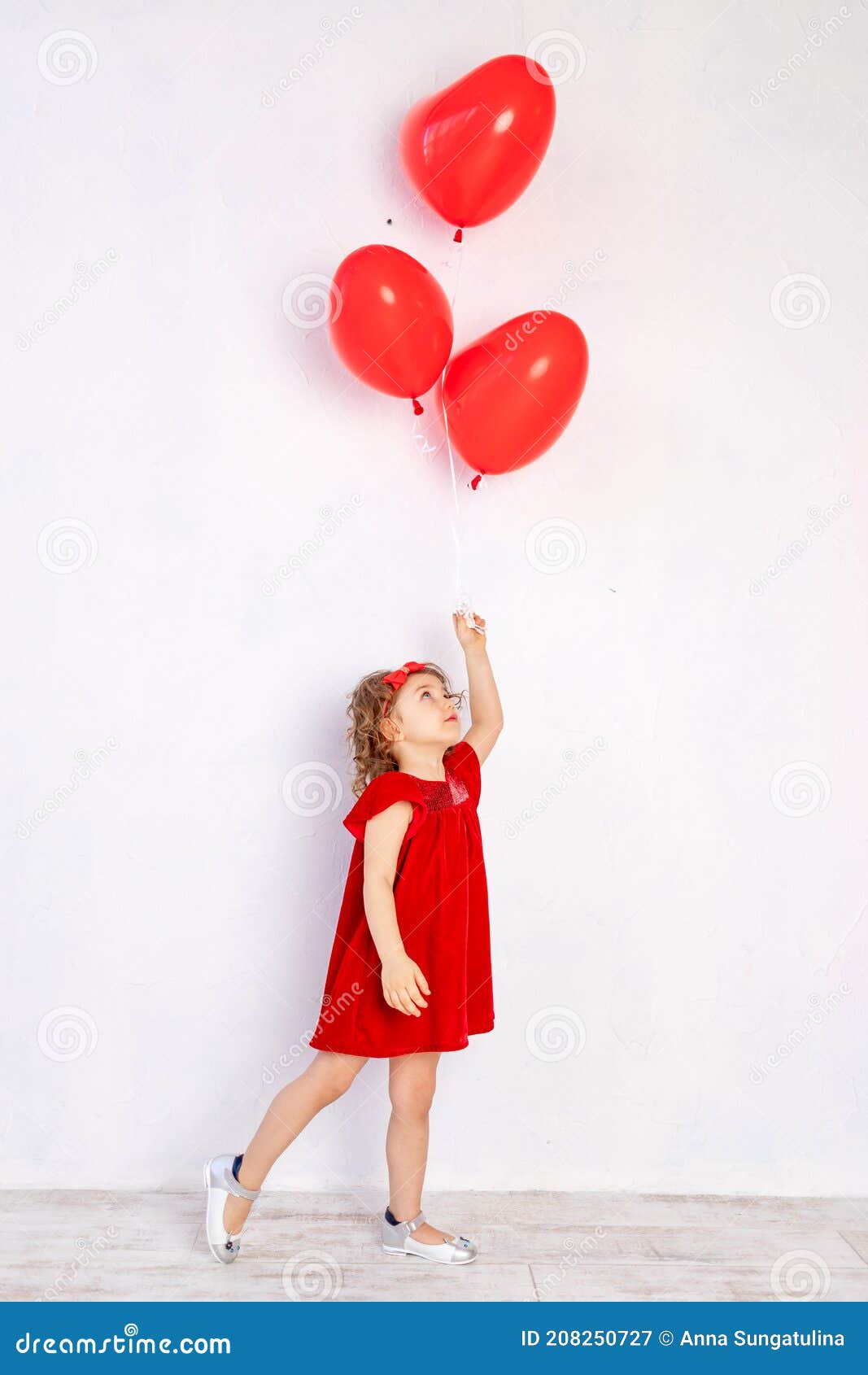 Meander leeg Oplossen Valentijnskinderen. Klein Meisje in Rode Jurk Met Hartvormige Ballonnen  Stock Afbeelding - Image of bedrijf, meisje: 208250727