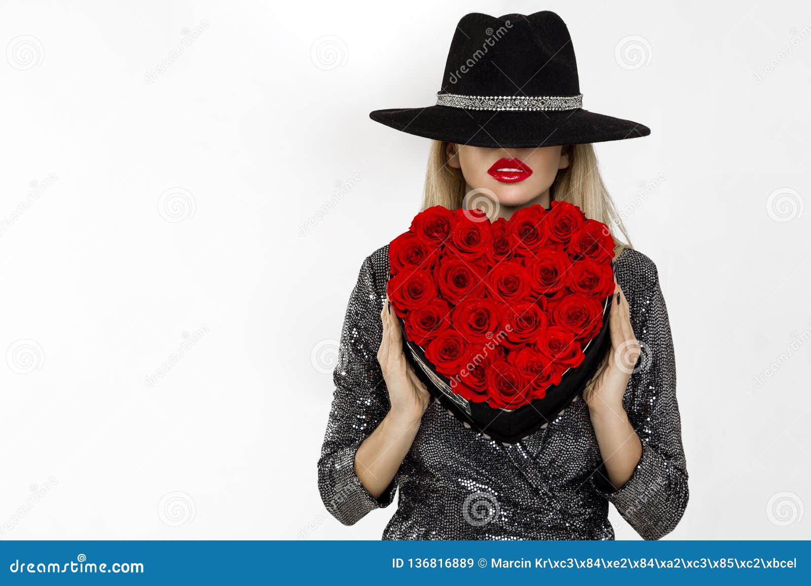Valentine Beauty-Mädchen mit roten Herzrosen Porträt eines jungen weiblichen Modells mit Geschenk und Hut, lokalisiert auf Hintergrund Schöne glückliche junge Frau, die Blumenkasten darstellt Urlaubsparty, Geburtstag