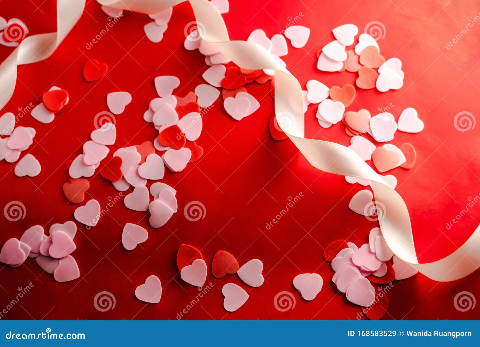 Ngày lễ Valentine sắp tới rồi! Mùa yêu thương lại đến và hãy cùng nhau chia sẻ bản tình ca của mình bằng những trái tim đỏ tươi ngộ nghĩnh trên hình ảnh này nhé!