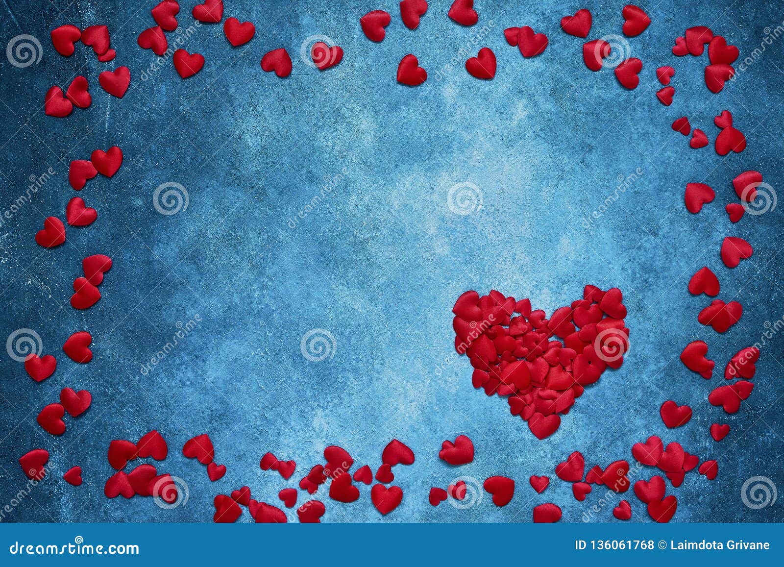 Khung trái tim đỏ trên nền màu xanh Valentine sẽ mang đến một điểm nhấn đặc biệt cho bức ảnh. Sự xen kẽ giữa màu đỏ và màu xanh tạo ra một sự cân bằng tuyệt đẹp mà ai cũng sẽ yêu thích. Hãy ngắm nhìn hình ảnh để trải nghiệm điều đó.