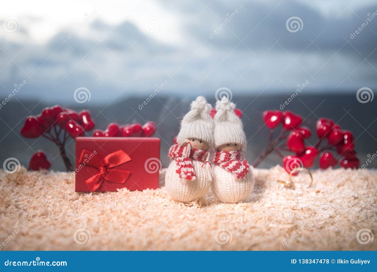 Valentines Day Love Concept. Figurine Of Married Couple Hugging , Couple In  Love And Pre-Wedding Background Concept Stock Photo 138347478 - Megapixl