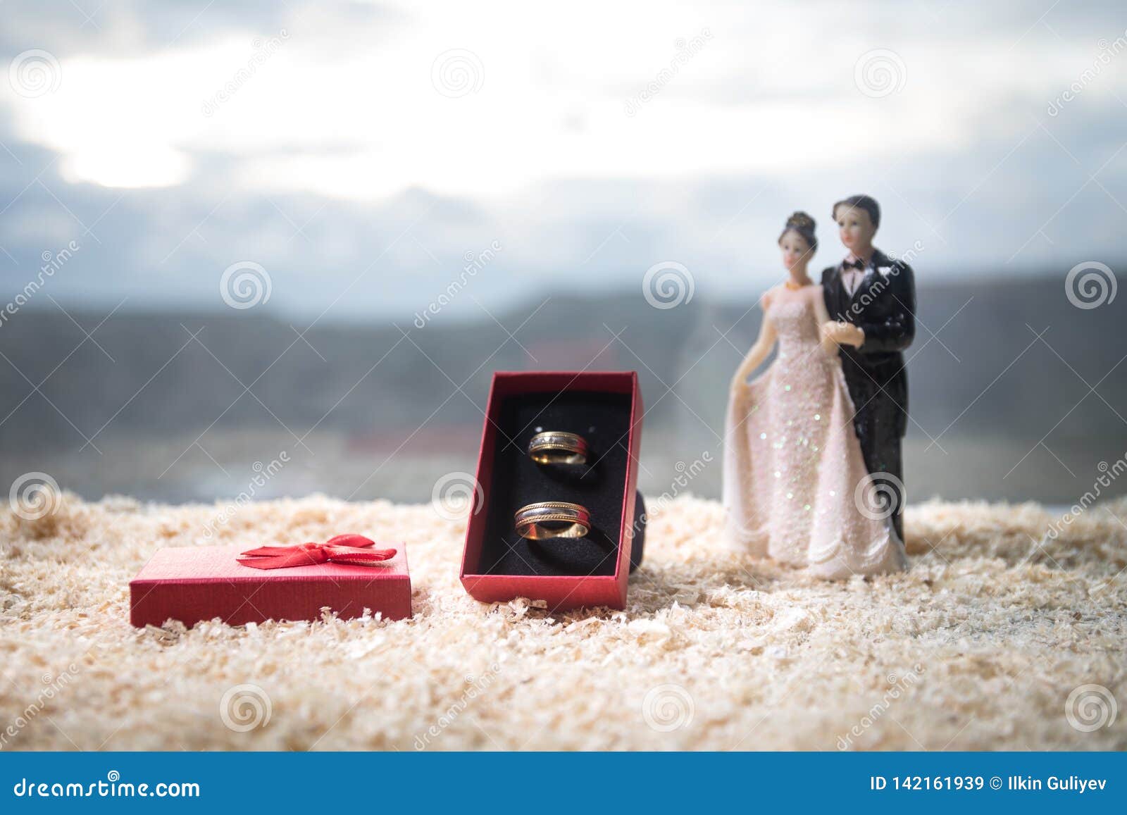 Valentines Day Love Concept. Figurine of Married Couple Hugging , Couple in  Love and Pre-wedding Background Concept Stock Image - Image of holding,  decoration: 142161939