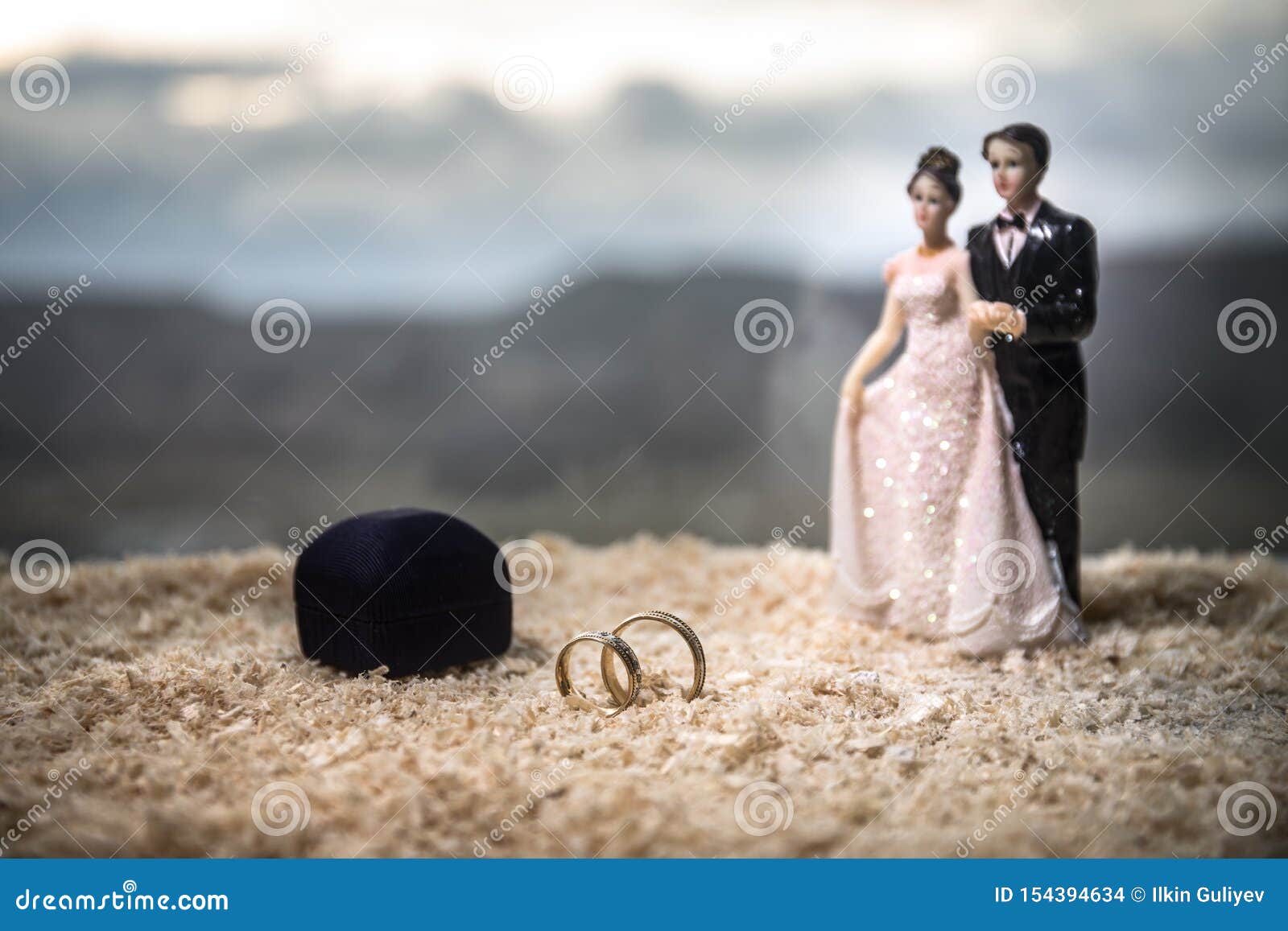 Valentines Day Love Concept. Figurine of Married Couple Hugging , Couple in  Love and Pre-wedding Background Concept Stock Photo - Image of happiness,  happy: 154394634