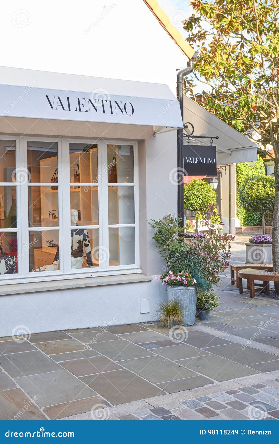 Valentino Boutique in La Vallee Village. Editorial Stock Image - Image of  retail, exterior: 98118249