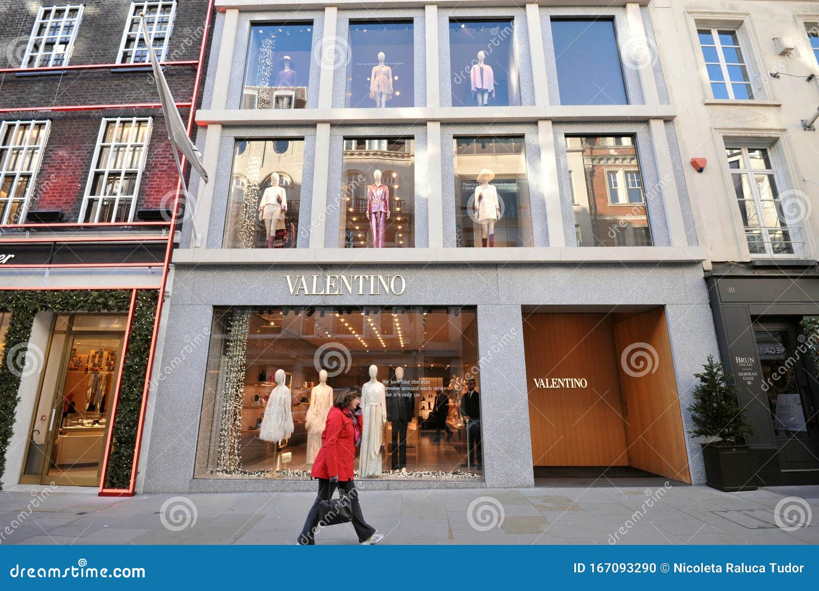 venstre sofistikeret Modtagelig for Valentino Luxury Fashion Shop in London, England Editorial Image - Image of  blue, create: 167093290