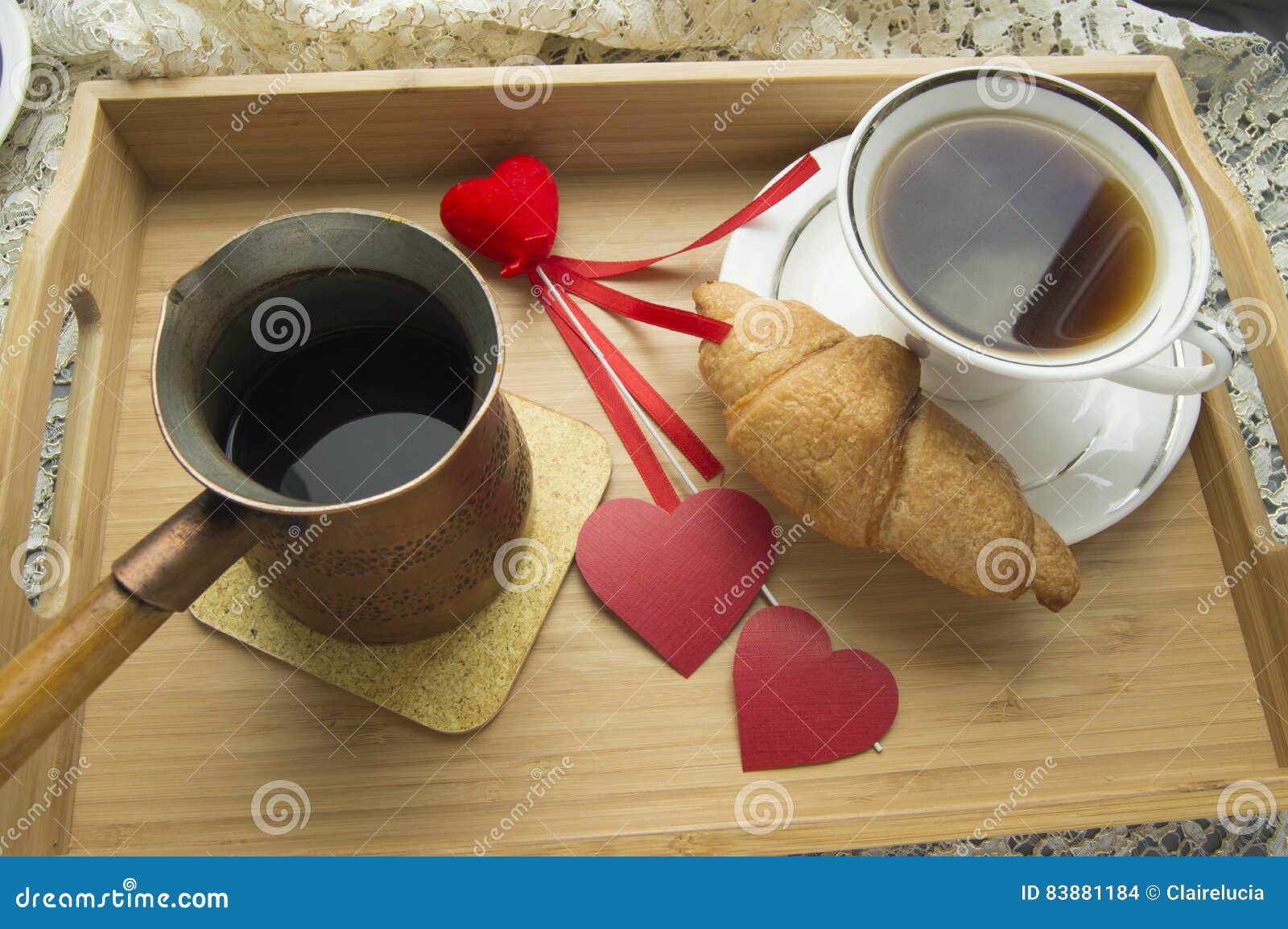 Valentinsgruss S fruhstuckshornchen Und Kaffee Wird In Einem Behalter Mit Herzen Gedient Stockfoto Bild Von Hintergrund Valentine 1184