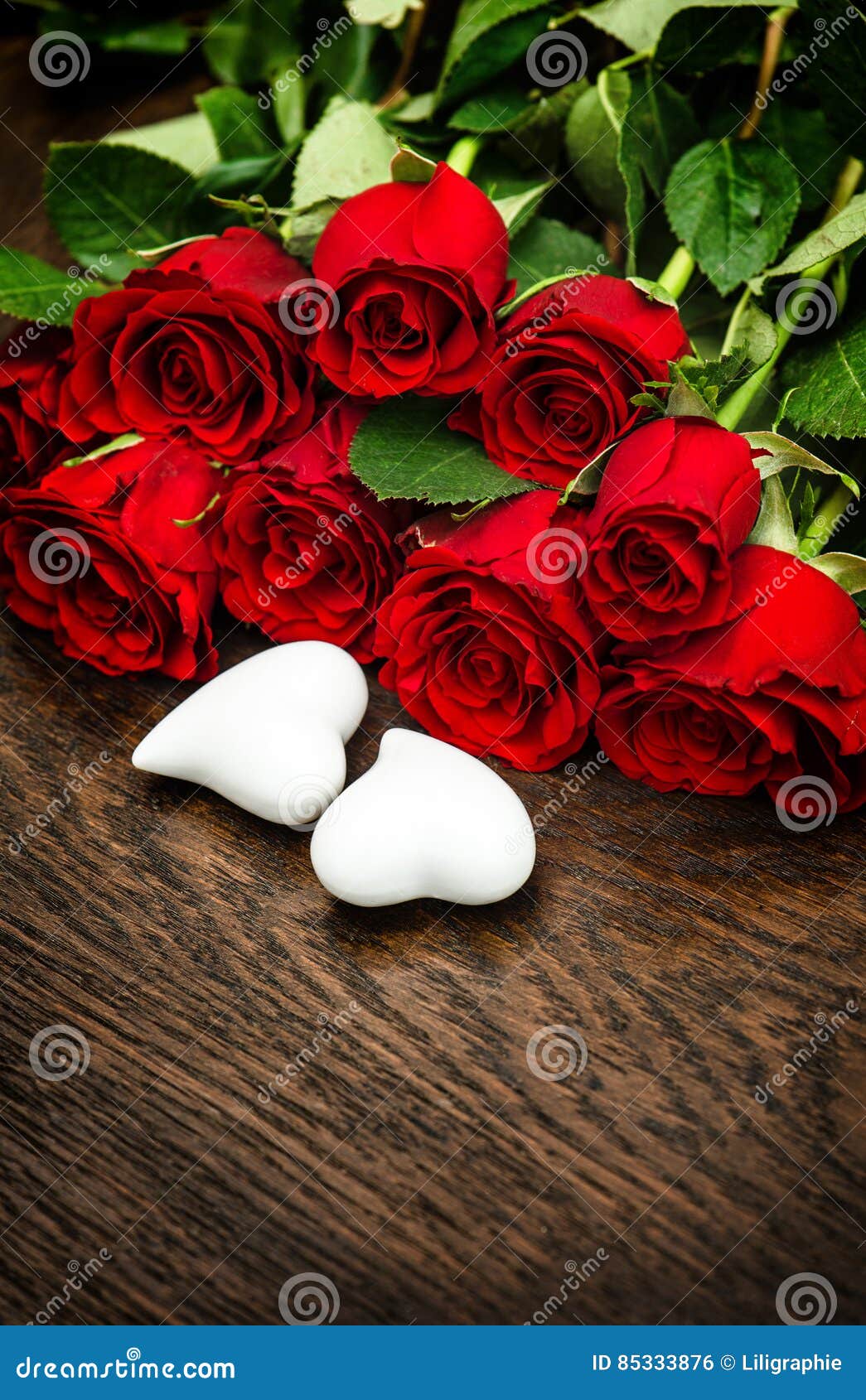 Valentinsgruss esdekoration Feiertage Herzen Der Roten Rosen Stockfoto Bild Von Valentinsgruss Herzen