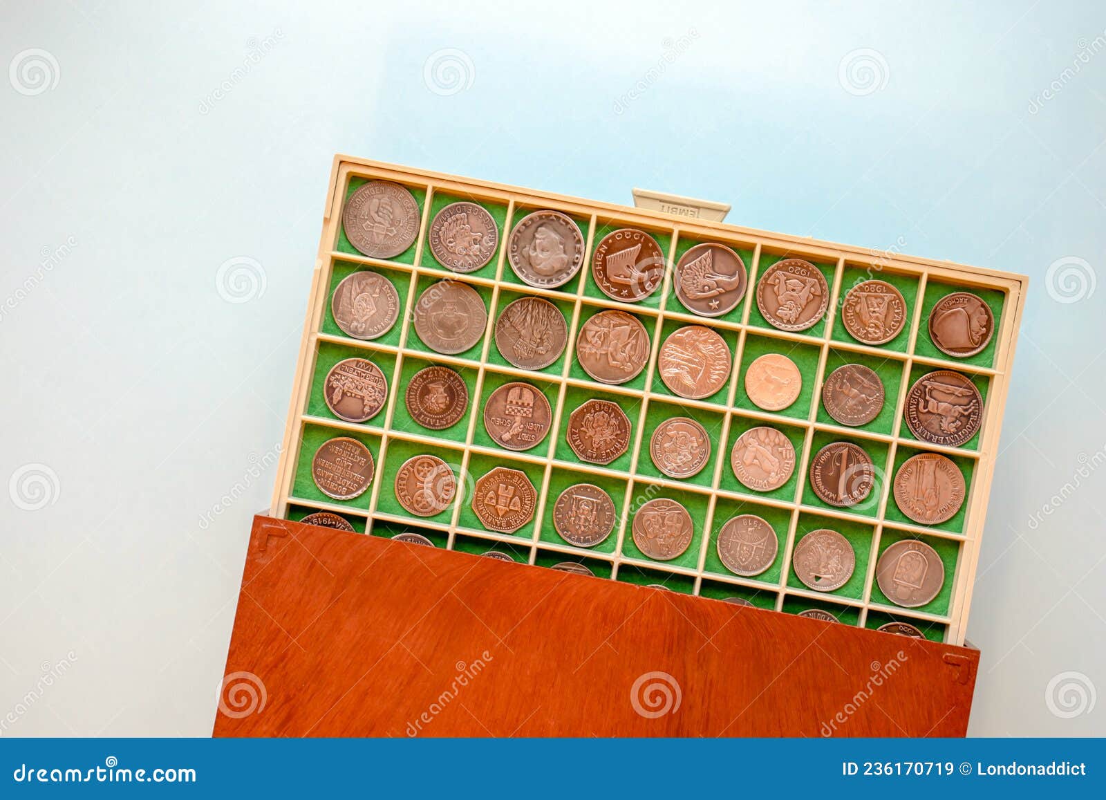 Valise Avec Collection Numismatique De Pièces De Monnaie Antiques