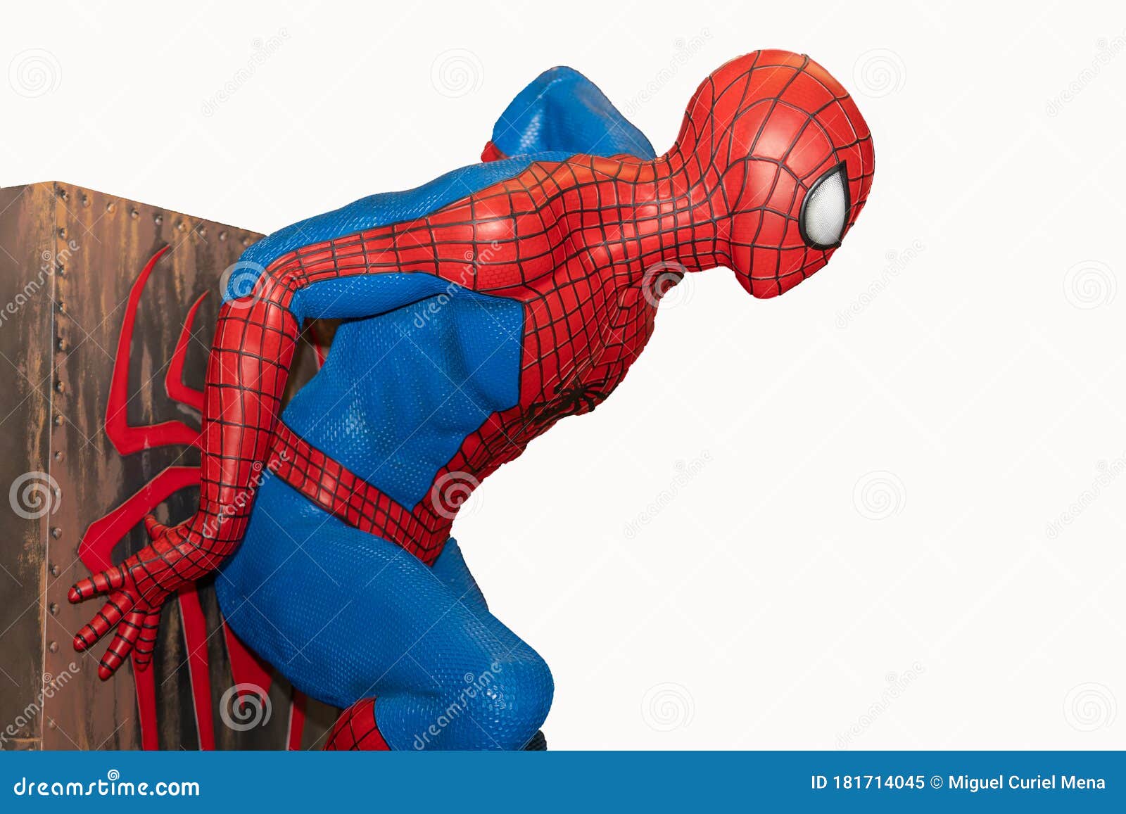 Với mô hình siêu anh hùng Spider-Man này, bạn sẽ có thể chiêm ngưỡng một trong những phiên bản đẹp nhất của người nổi tiếng nhất trong series truyện tranh Marvel. Với độ chính xác và chi tiết đáng kinh ngạc, mô hình này sẽ đem đến một trải nghiệm thú vị cho người hâm mộ của Spider-Man. (With this Spider-Man superhero model, you will be able to admire one of the most beautiful versions of the most famous character in the Marvel comic book series. With amazing accuracy and detail, this model will bring an exciting experience for Spider-Man fans.)