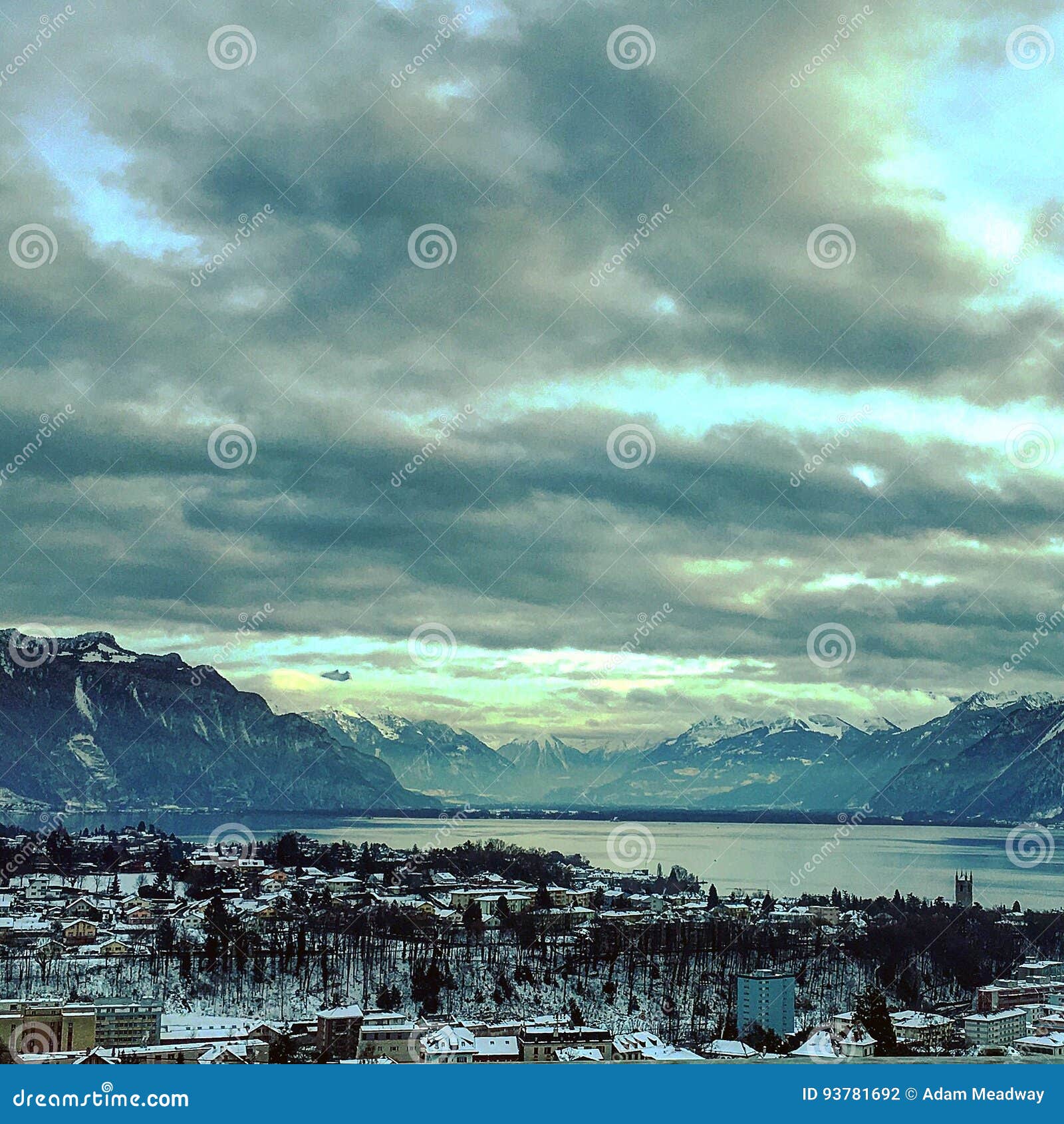 Valle alpina. La valle di Aigle all'estremità di bacca Leman in Svizzera