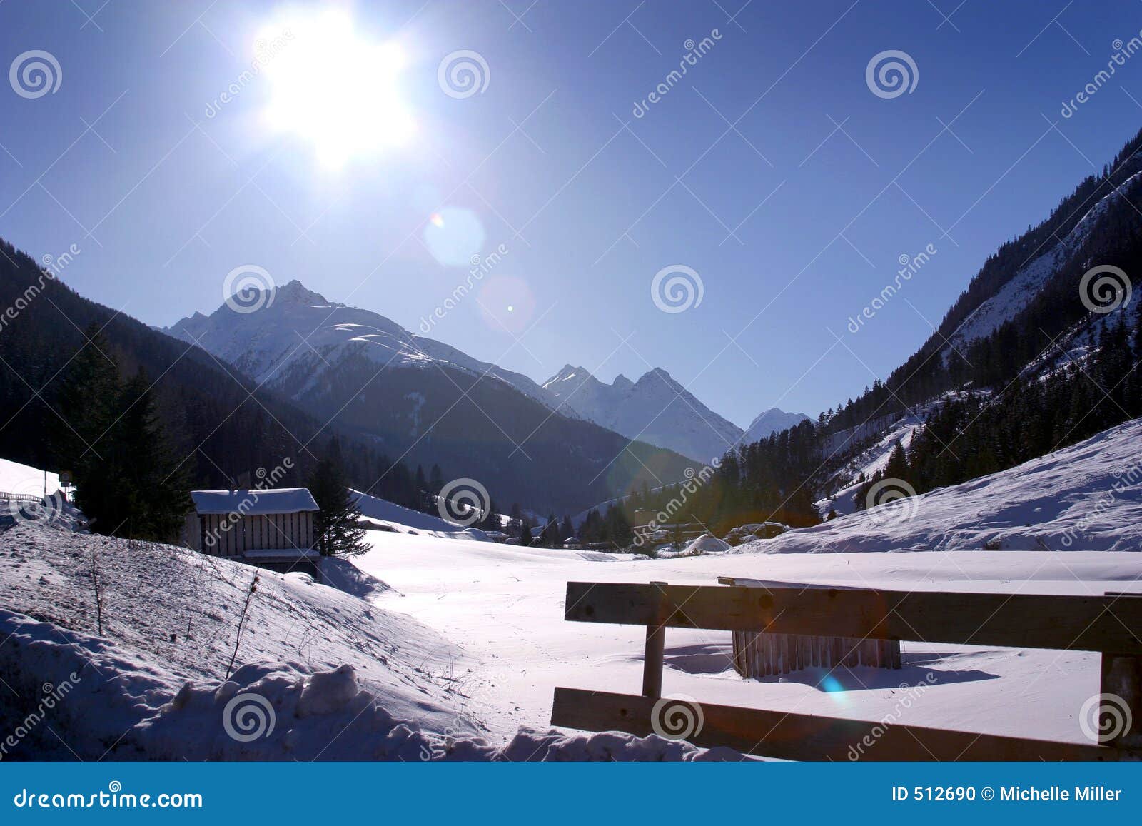 Valle de la montaña de Ischgl Austia. Opinión escénica del valle de la montaña, localización Ischgl, Austria