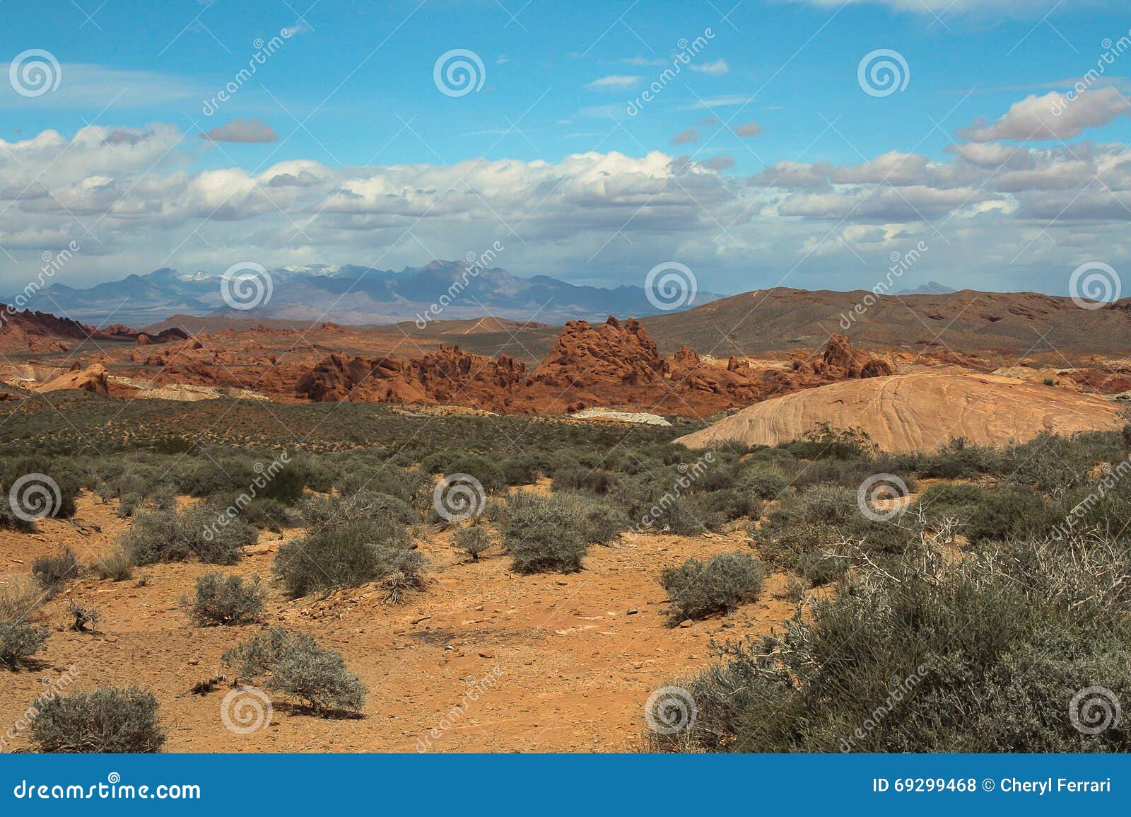 Avvicinandosi ed esplorando alle belle formazioni rocciose e viste della valle di fuoco vicino a Las Vegas, Nevada