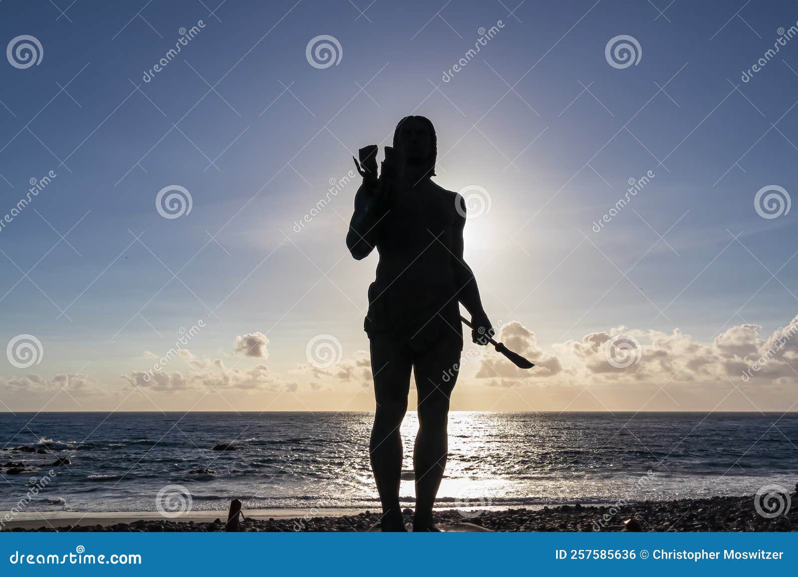 valle gran rey - silhouette of statue of local guanche hero, escultura de hautacuperche, near beach in valle gran rey on la gomera