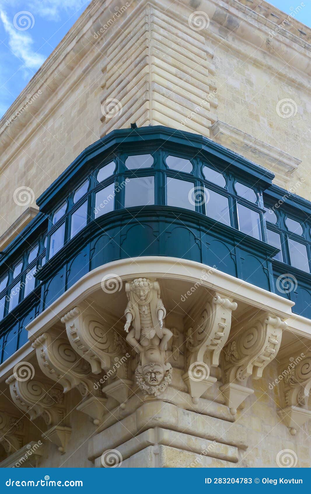 detail of a traditional balcony, palacio del gran maestre, la valeta, isla de malta