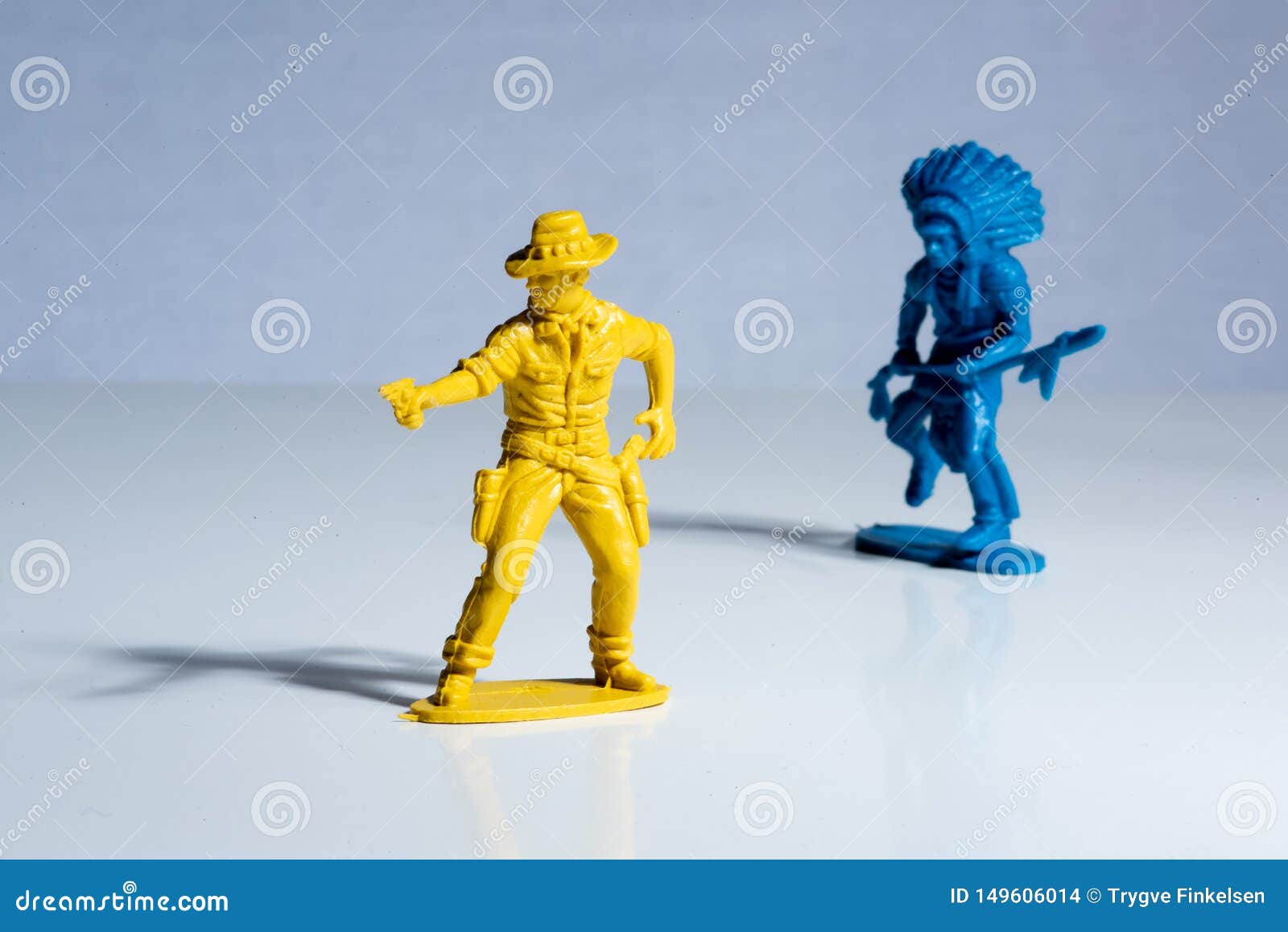 Duas Figuras De Peão De Brinquedo, Vermelho E Azul, Unidos Contra Um Grande  Grupo De Amarelo. Conceito Para Amigos Que Se Levantam Contra Grandes  Grupos Uniformes. Foto Royalty Free, Gravuras, Imagens e