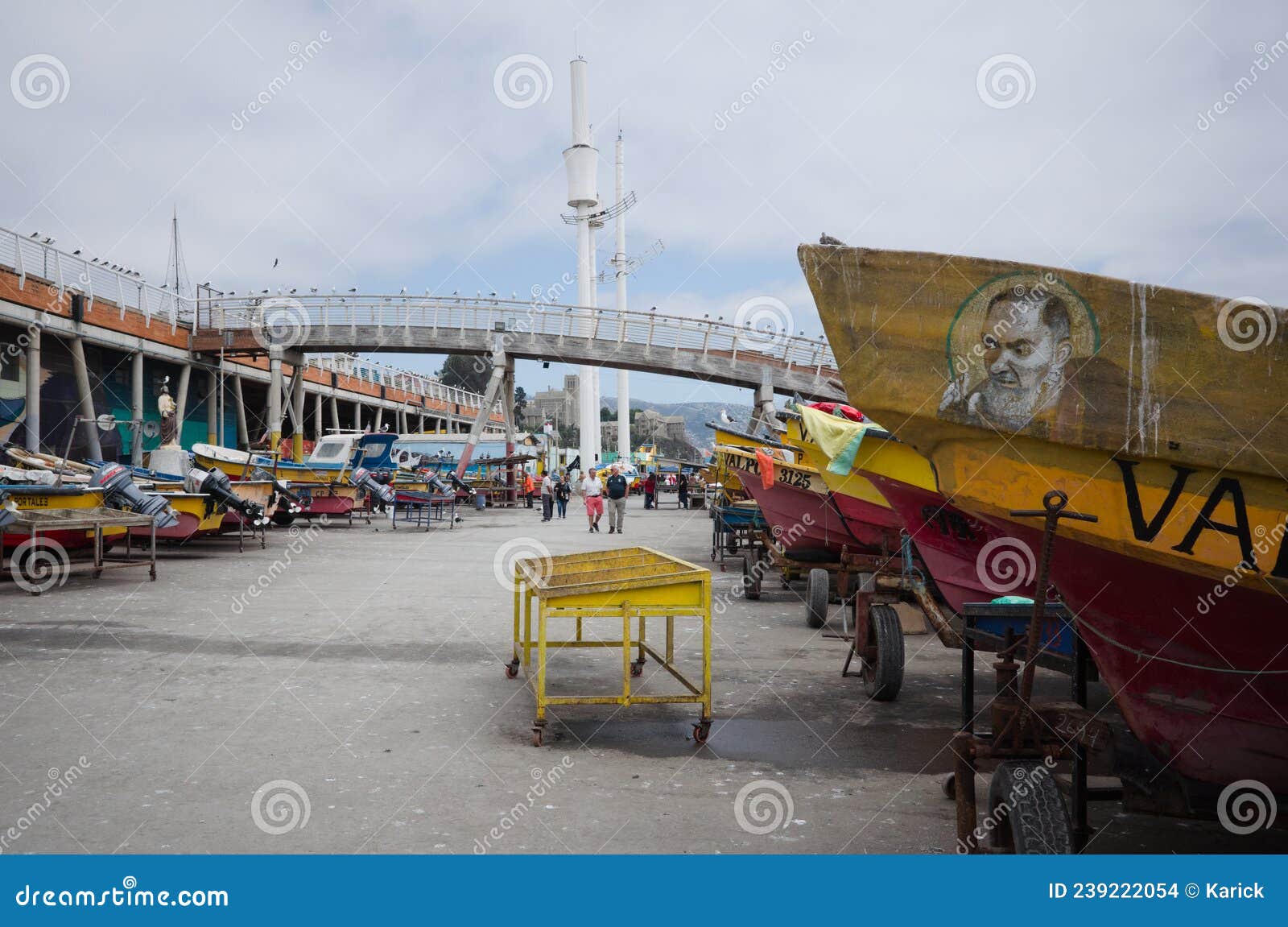 https://thumbs.dreamstime.com/z/valparaiso-chile-february-motorboats-parked-near-fish-market-small-fishing-boats-motor-carriages-portrait-saint-man-239222054.jpg