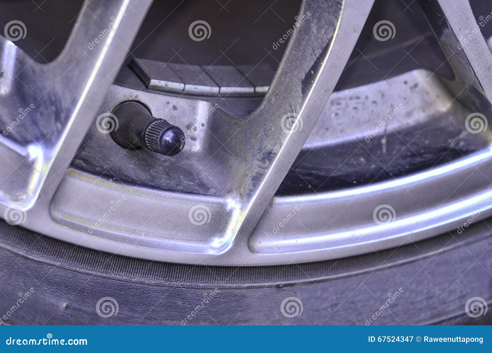 Valve De Pneu Sur La Roue De Voiture Image stock - Image du roue, pneu:  67524347