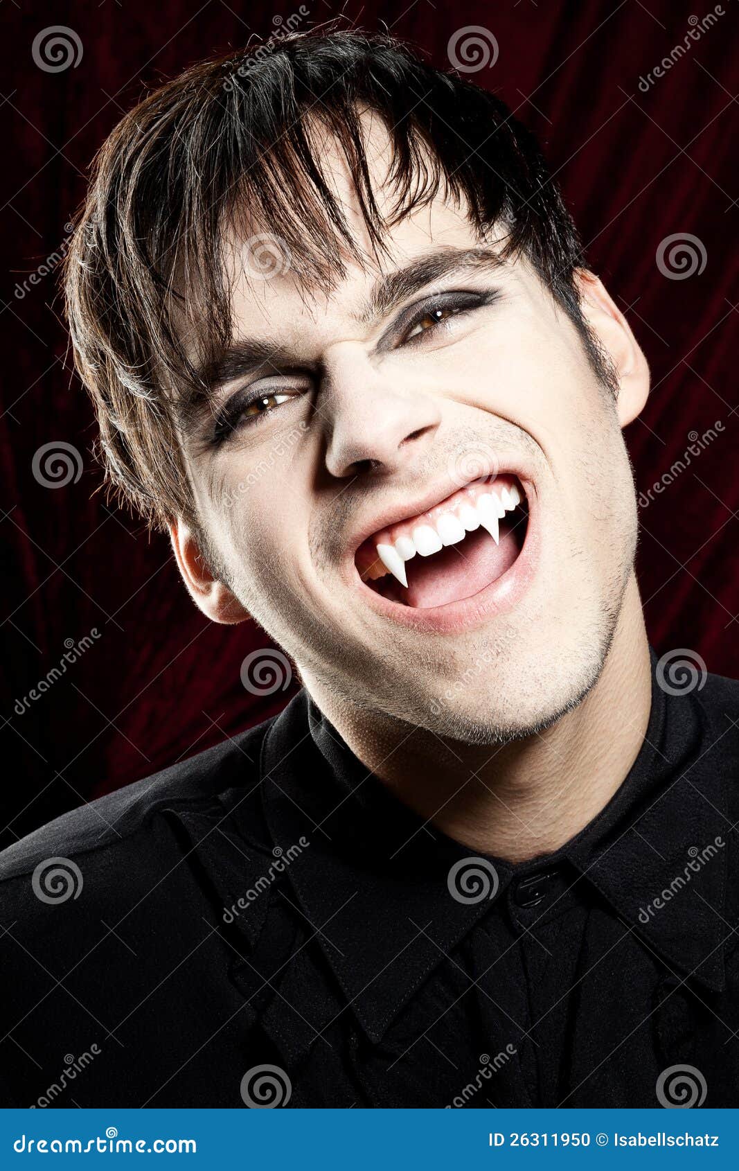 Vampiro Masculino Que Sonríe Peligroso, Mostrando Colmillos Foto de archivo  - Imagen de vertical, halloween: 26311950