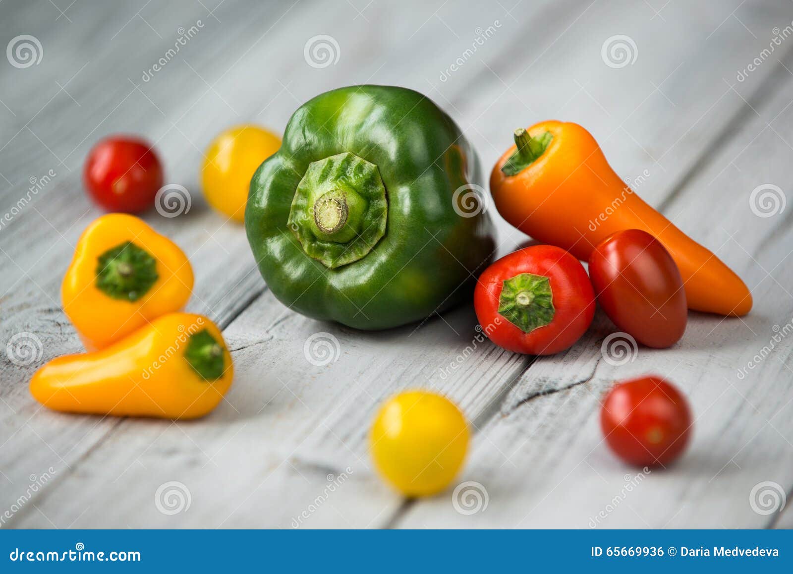 Van de paprikamengeling en kers tomaten, zoete mini rode, gele en ... Houten keuken groene