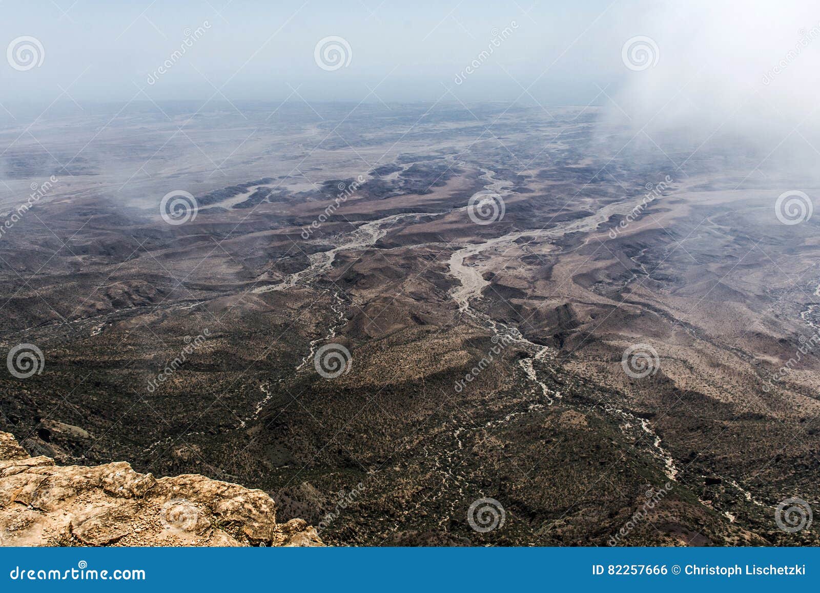 Van het de berggezichtspunt van hoogste puntjabal Samhan de bergen Oman 2 van Dhofar. De berggezichtspunt van hoogste puntjabal Samhan in Dhofar-bergen Oman 2