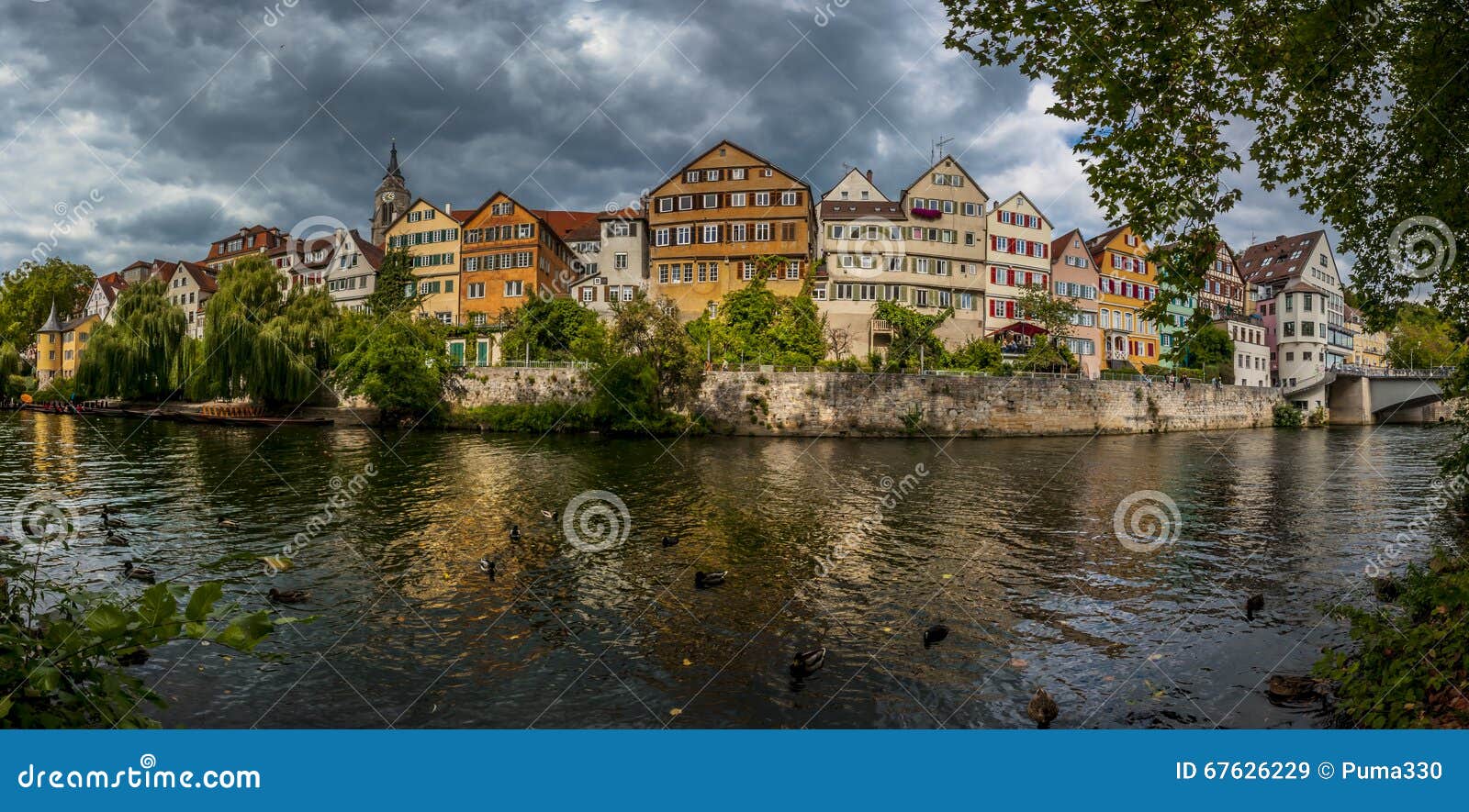Van Tübingen (Tübingen) de stad - Duitsland. Mooie landscpaemening van de rivier van Neckar in de stad van Tübingen met kleurrijke gebouwen