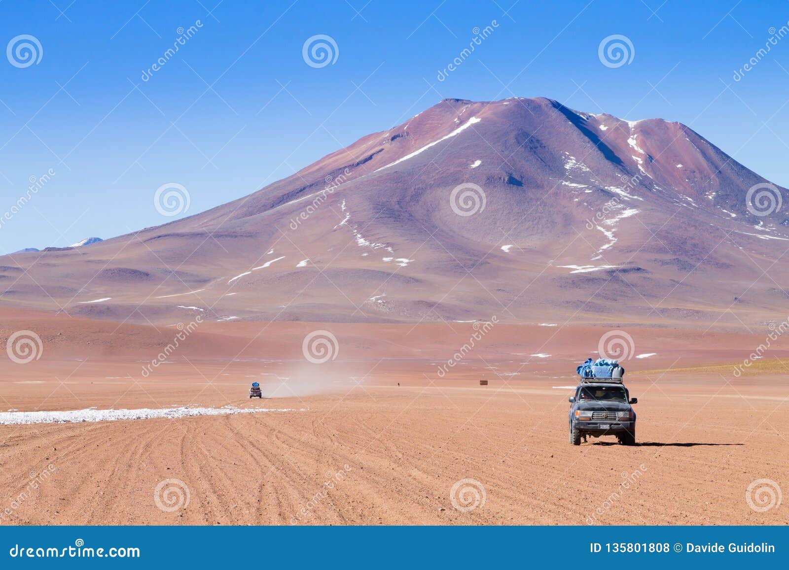 Van Wegvoertuig Op Boliviaans Andesplateau Stock Foto - Image of ...