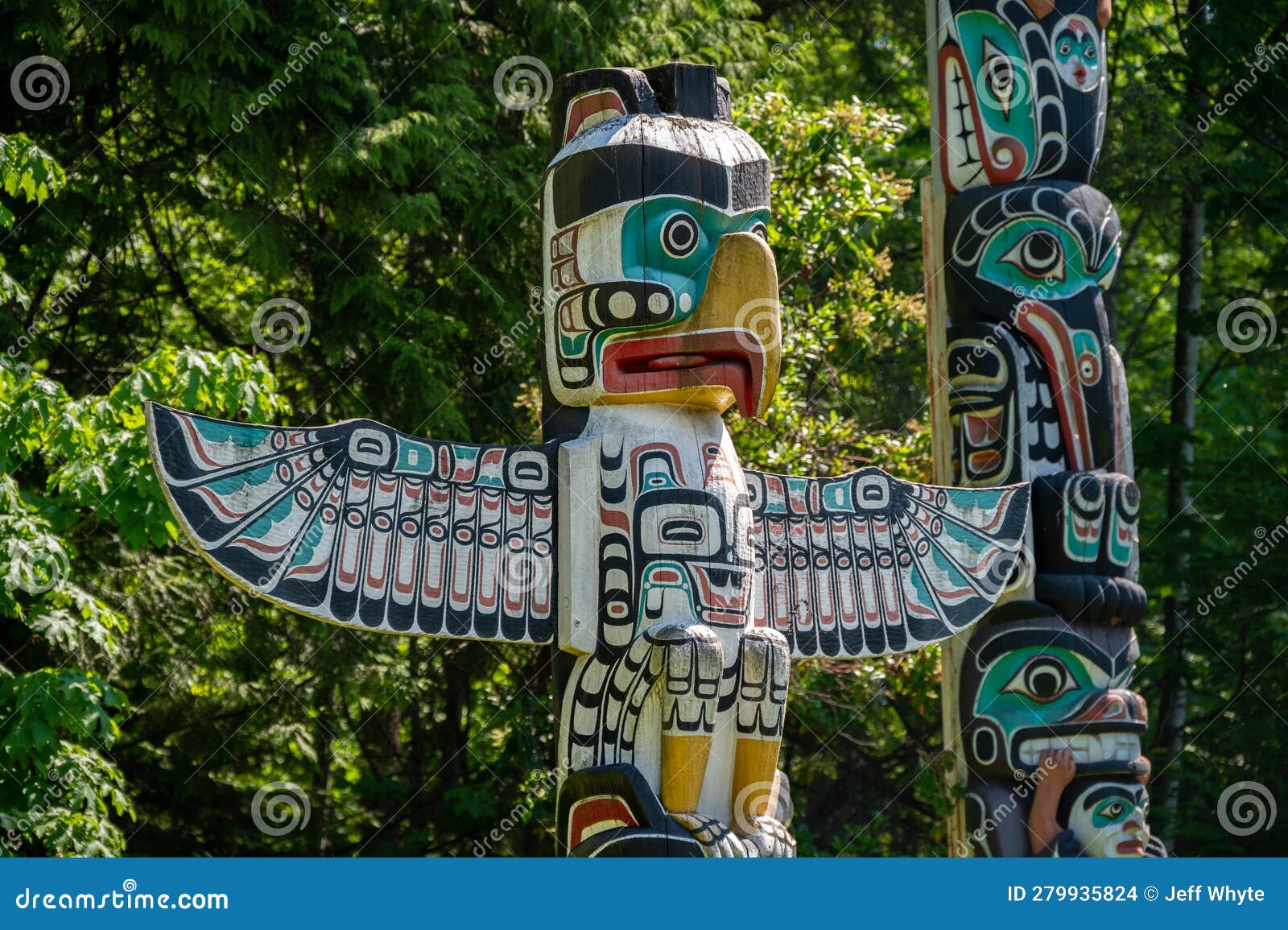 Totem Poles in Beautiful Stanley Park Editorial Stock Image - Image of ...