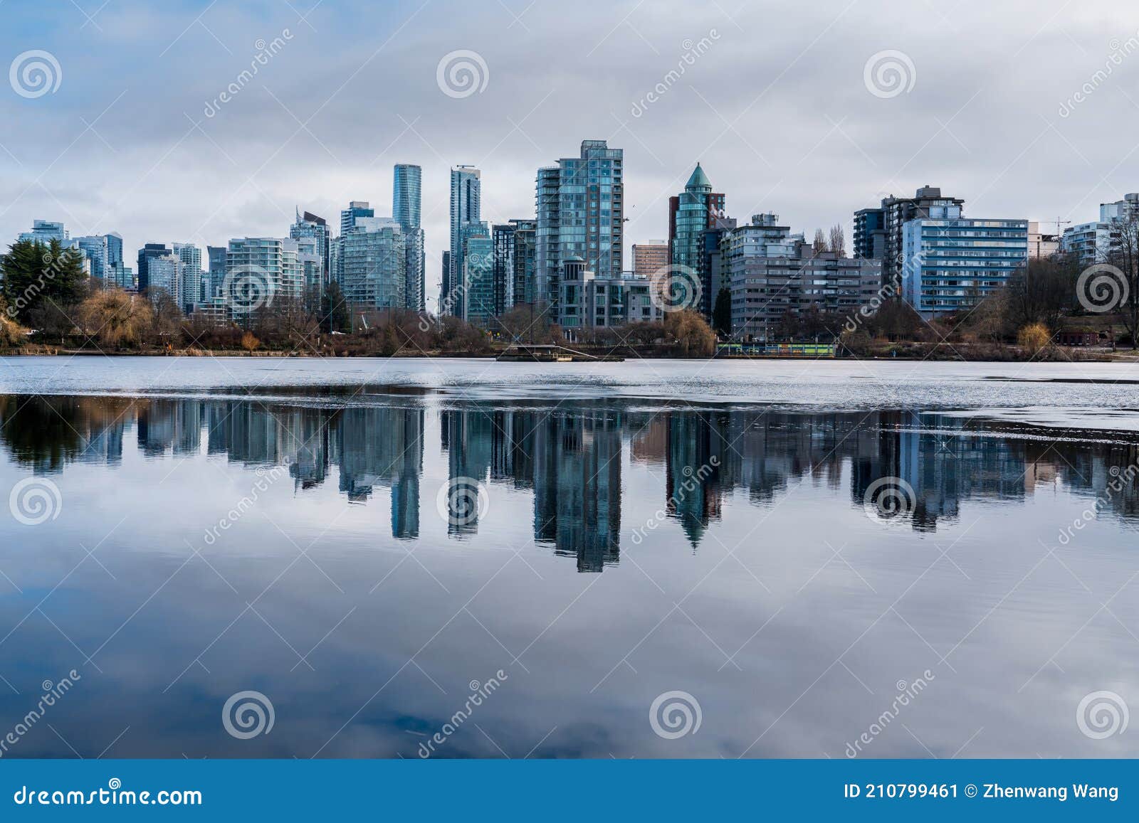 Vancouver Centro Reflexiones En Lago Congelado Con Fondos De Invierno  Imagen de archivo - Imagen de colombia, cielo: 210799461