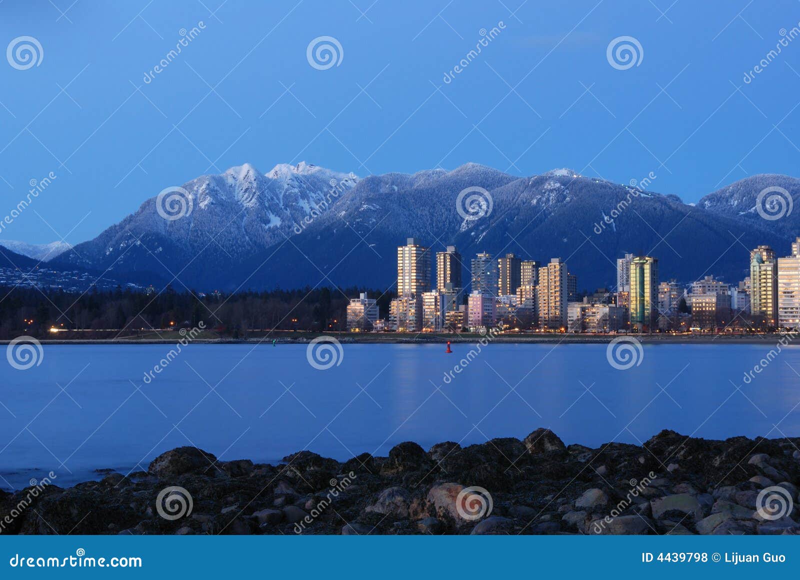 vancouver cityscape with grouse mountain