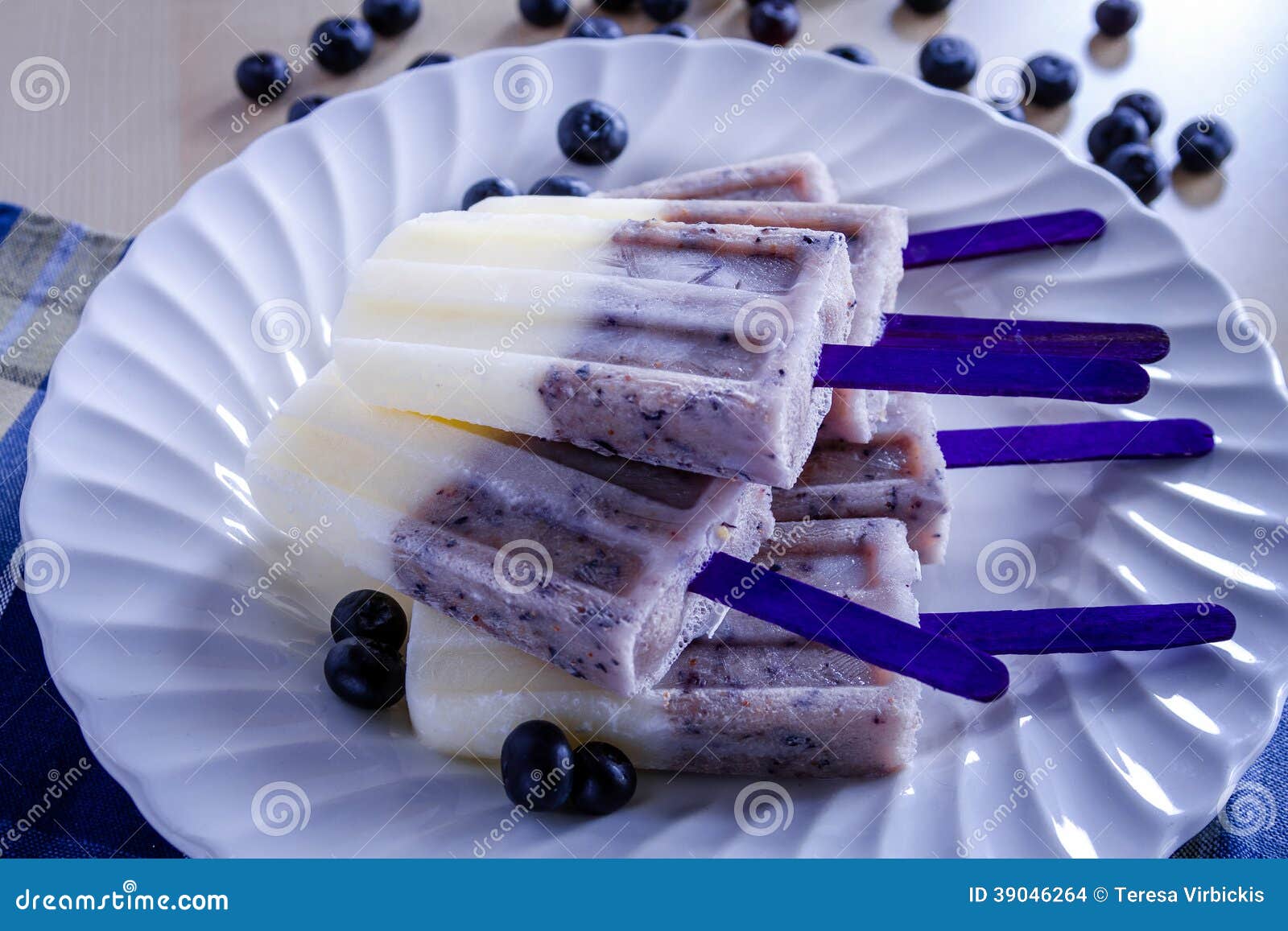 Vanille-, Blaubeer-und Kokosmilch-Eis am Stiel Stockfoto - Bild von ...