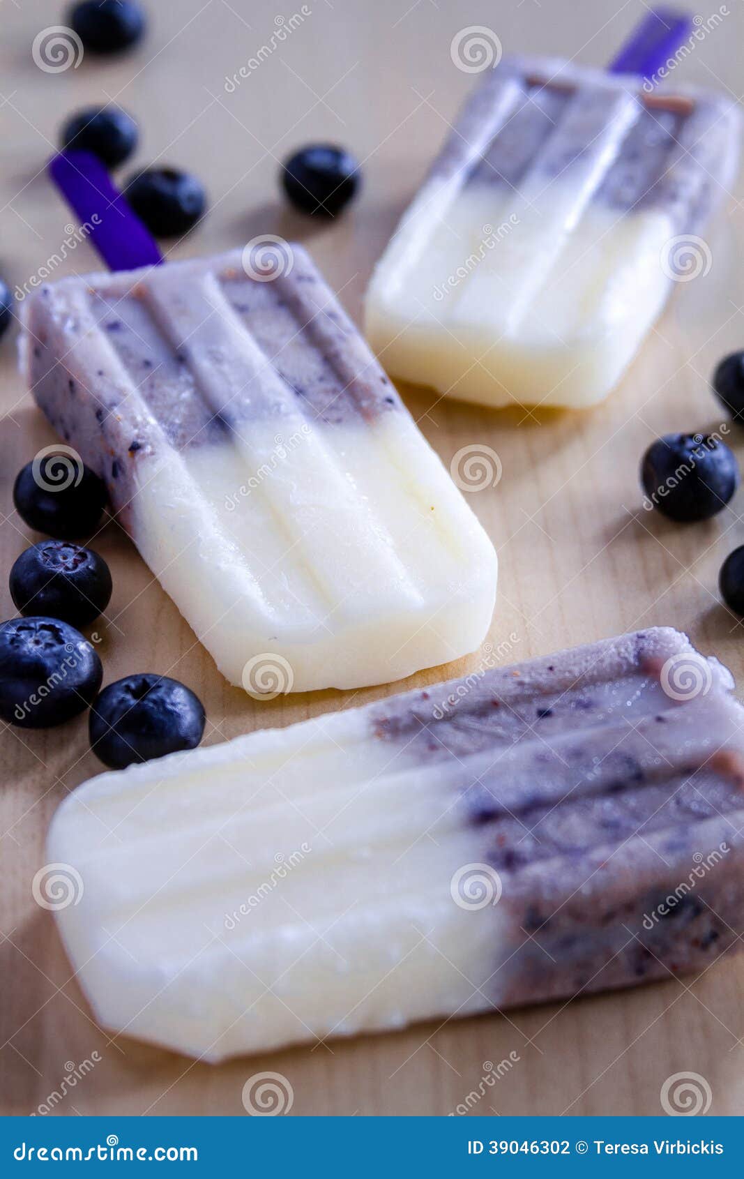 Vanille-, Blaubeer-und Kokosmilch-Eis am Stiel Stockfoto - Bild von ...