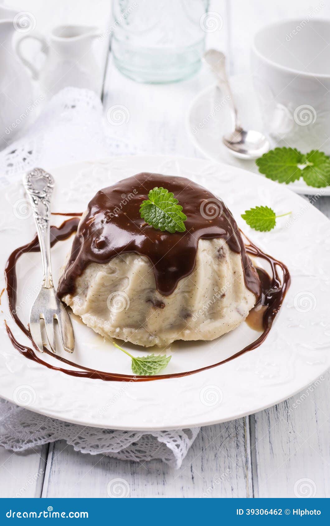 Vanille-Pudding Mit Schokolade Stockfoto - Bild von grün, kuchen: 39306462