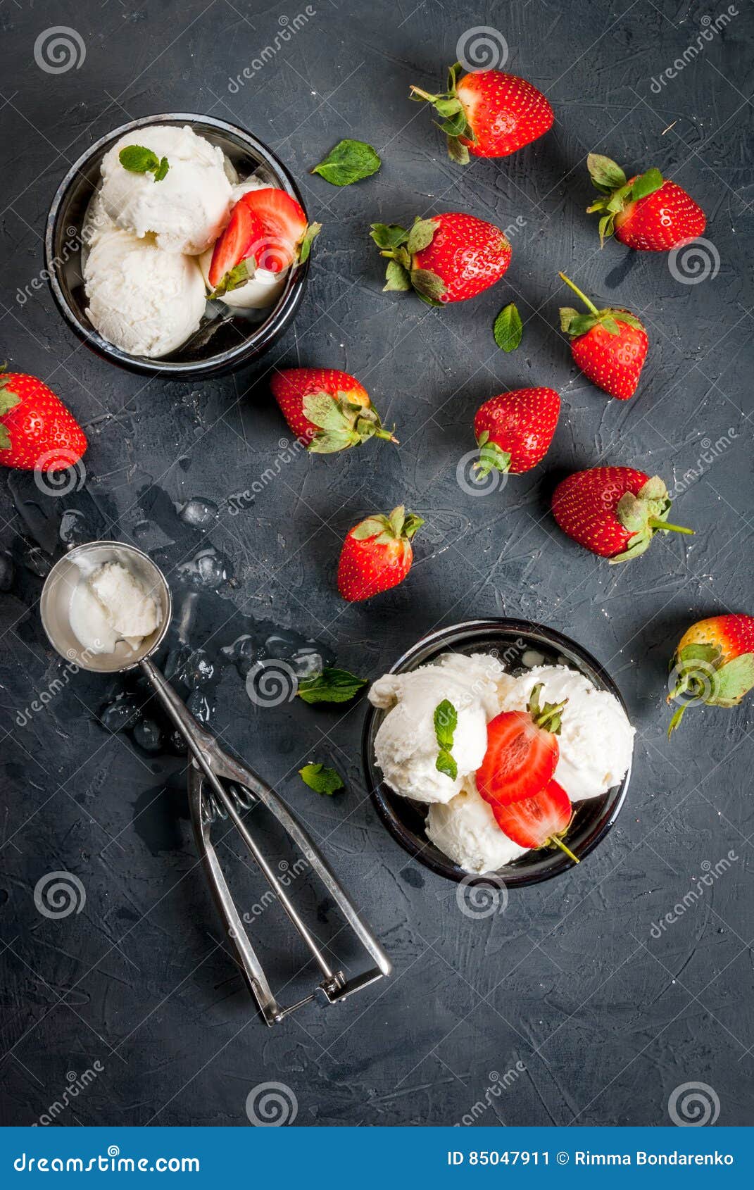 Vanilleeis Mit Erdbeeren Und Minze Stockbild - Bild von kalt, über ...