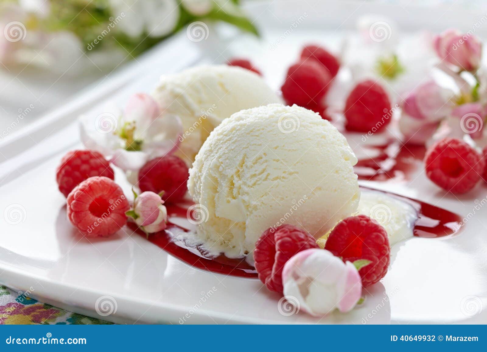Vanilleeis-Sahne Mit Frischen Beeren Stockfoto - Bild von festlichkeit ... Vanilleeis-Sahne Mit Frischen Beeren Stockfoto - Bild von festlichkeit ...