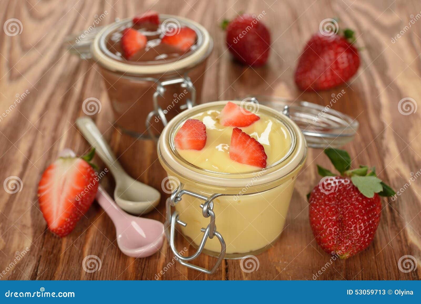 Vanillepudding Mit Erdbeeren Stockbild - Bild von frech, frische: 53059713