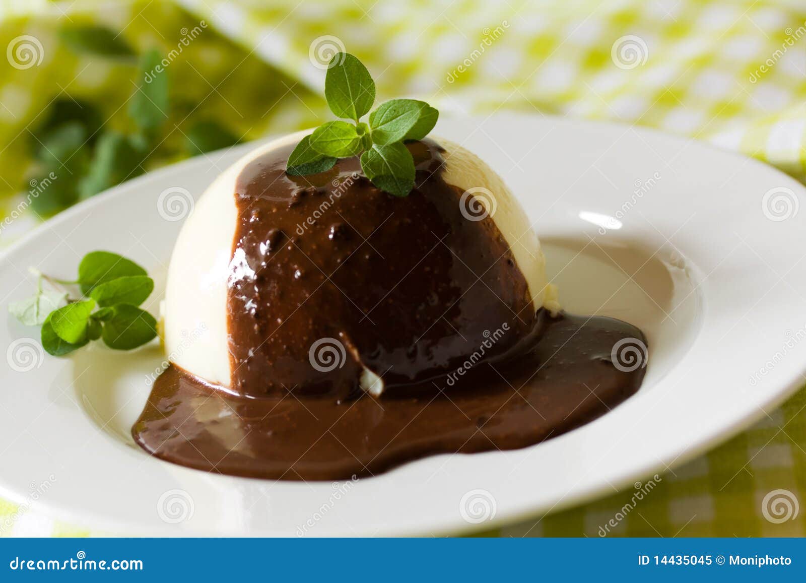 Vanillepudding Mit Schokoladensoße Stockbild - Bild von molkerei ...