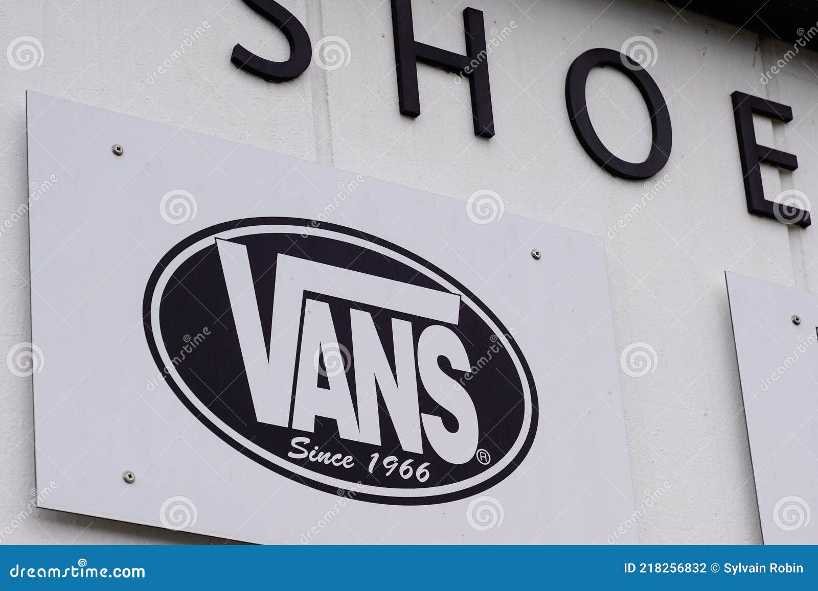 Vans Logo Y Marca Signo Para La Tienda De Moda Calzado Zapatos Ropa Empresa Fotografía editorial - Imagen tienda, ropa: