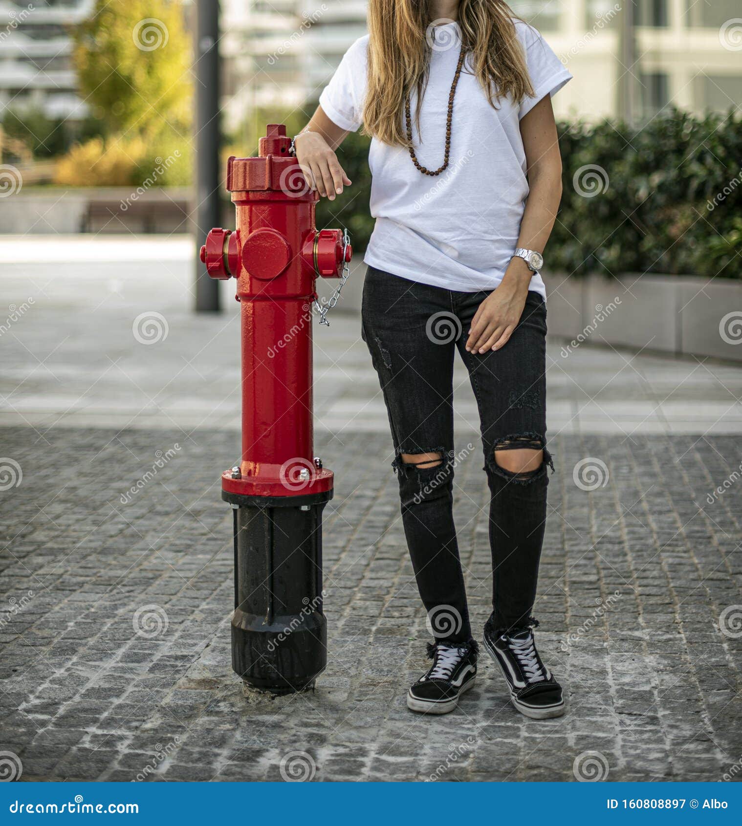 girl wearing vans old skool