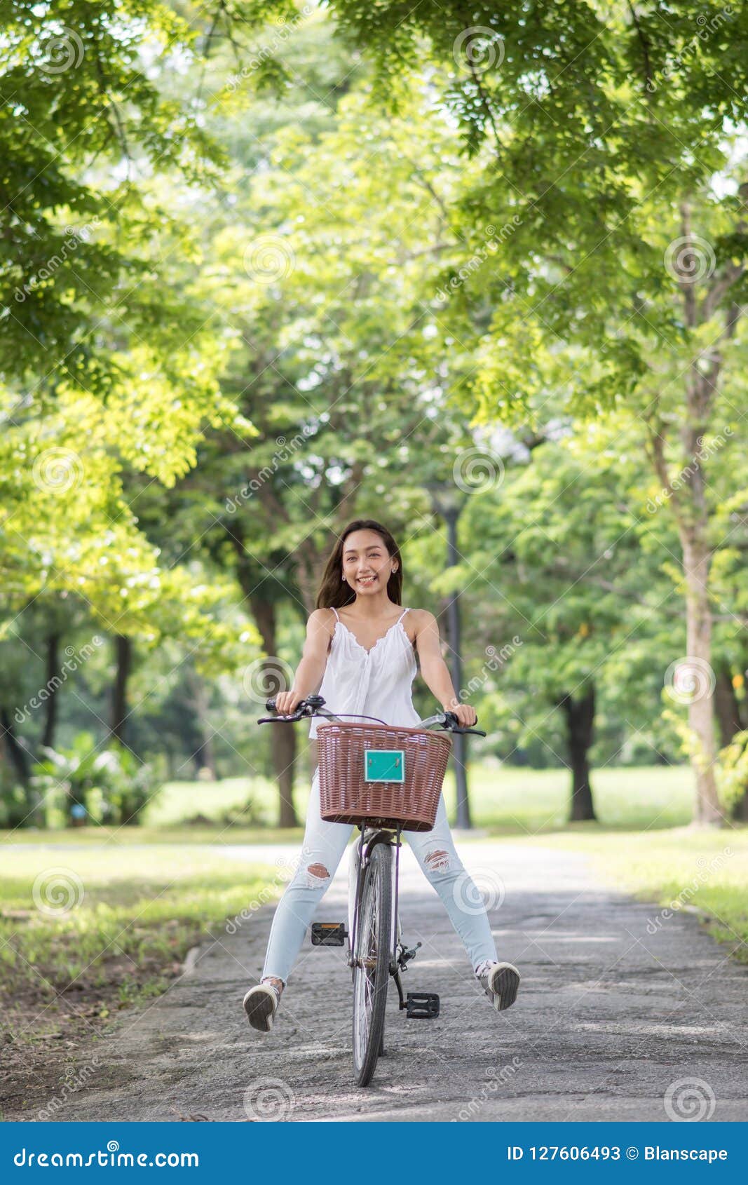 Vantaggi Divertenti Della Ragazza Che Guidano Bici In Parco Immagine Stock Immagine Di Background Bello