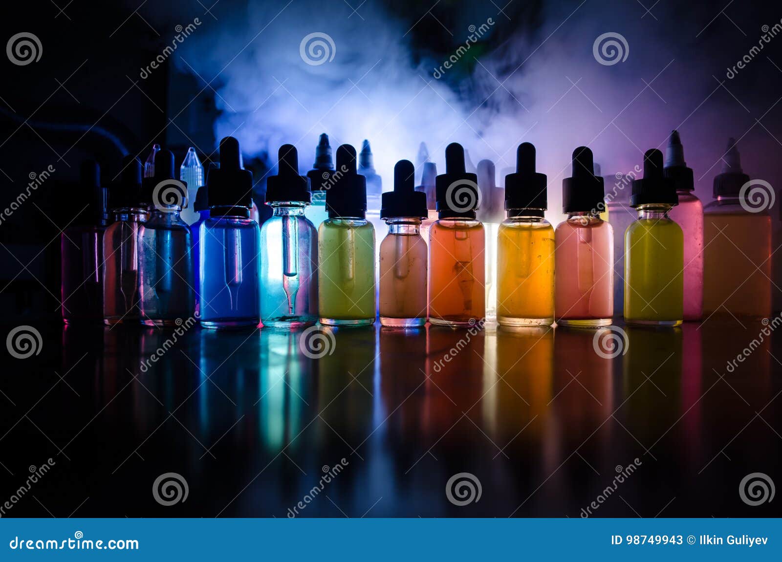 Vape-Konzept Rauchwolken und vape flüssige Flaschen auf dunklem Hintergrund Große Party und Leistung Nützlich als Hintergrund- oder vapeanzeige oder vape Hintergrund