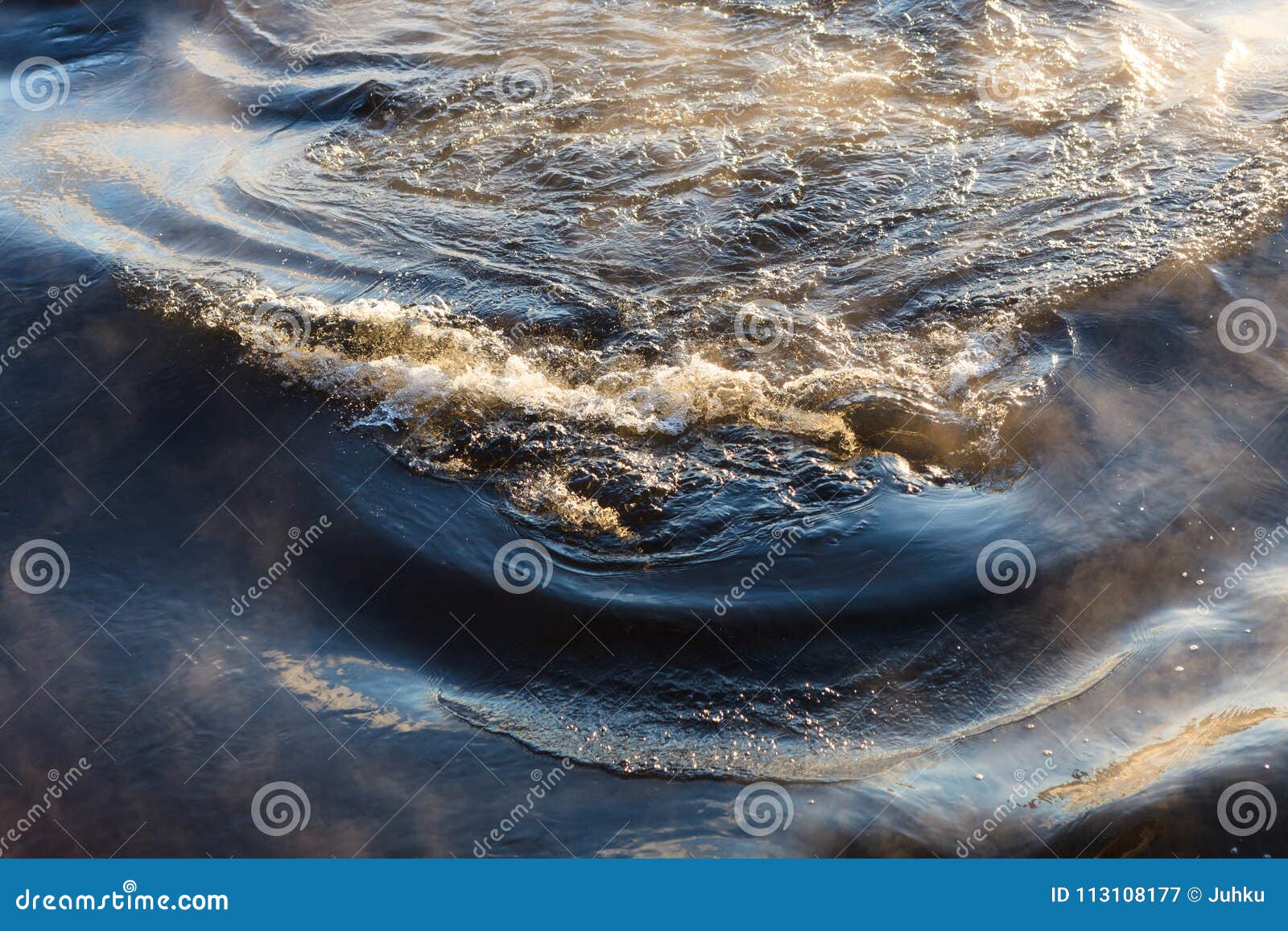 Vapeur D'eau Sur La Surface De L'eau Froide Image stock Image du