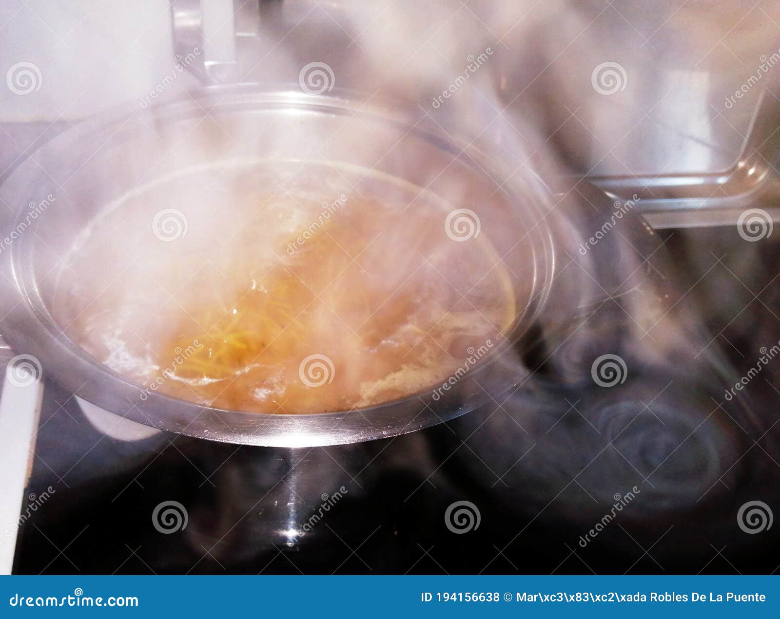 vapor de una olla de sopa de fideos