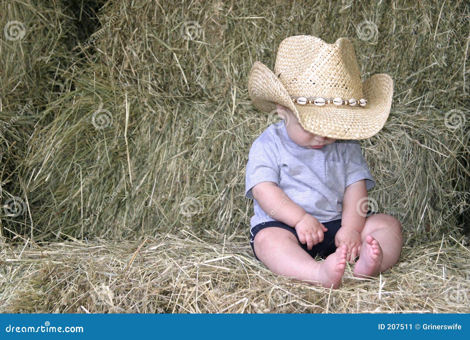 Poner la mesa Plantación Enriquecer Vaquero Del Bebé En El Heno Imagen de archivo - Imagen de muchacho,  sombrero: 207511