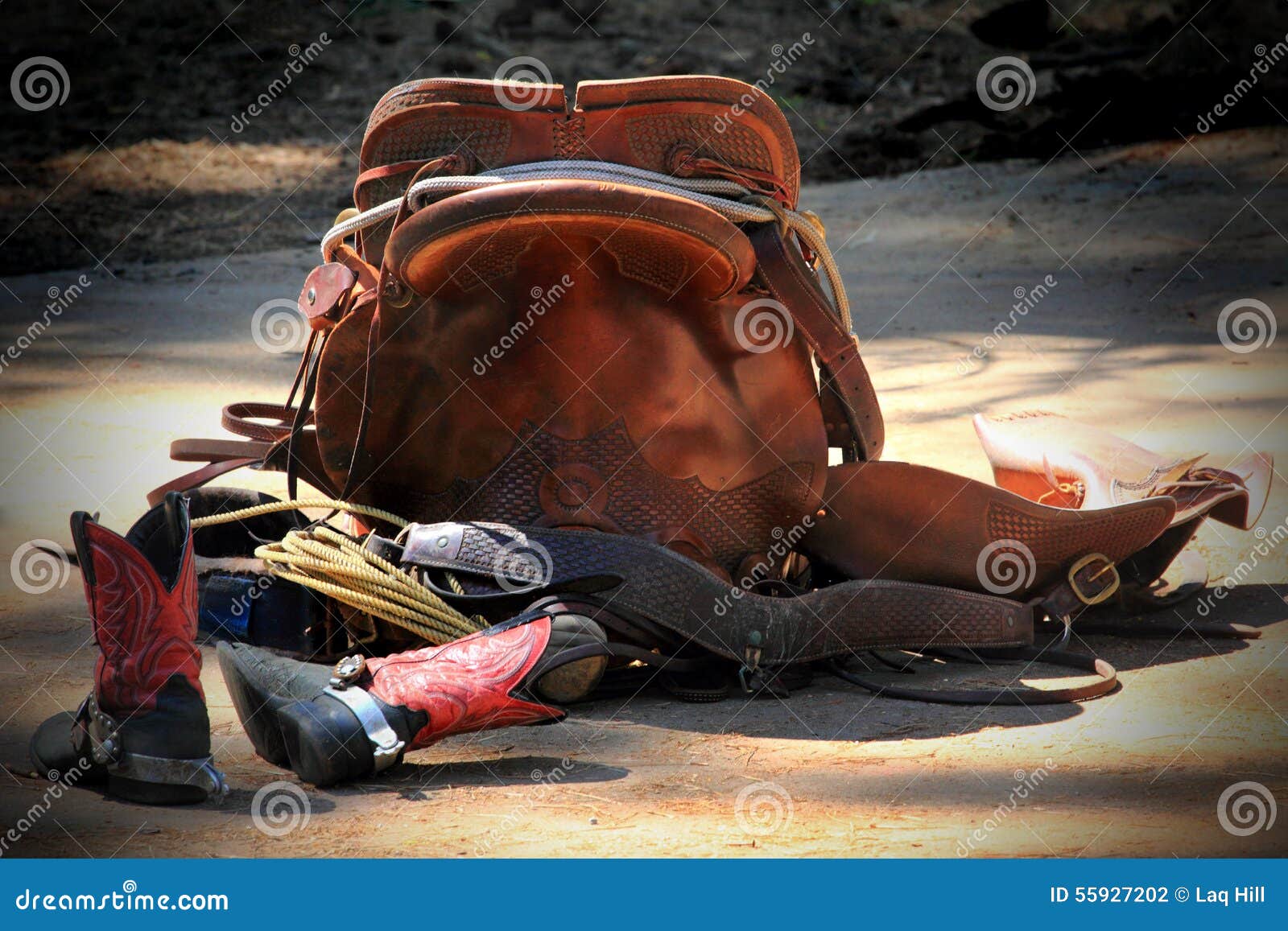 Vaquero Equipment. Equipo occidental del vaquero Ensille las botas rope y el cuello del pecho que pone en la tierra Fondo posible del aviador o del folleto