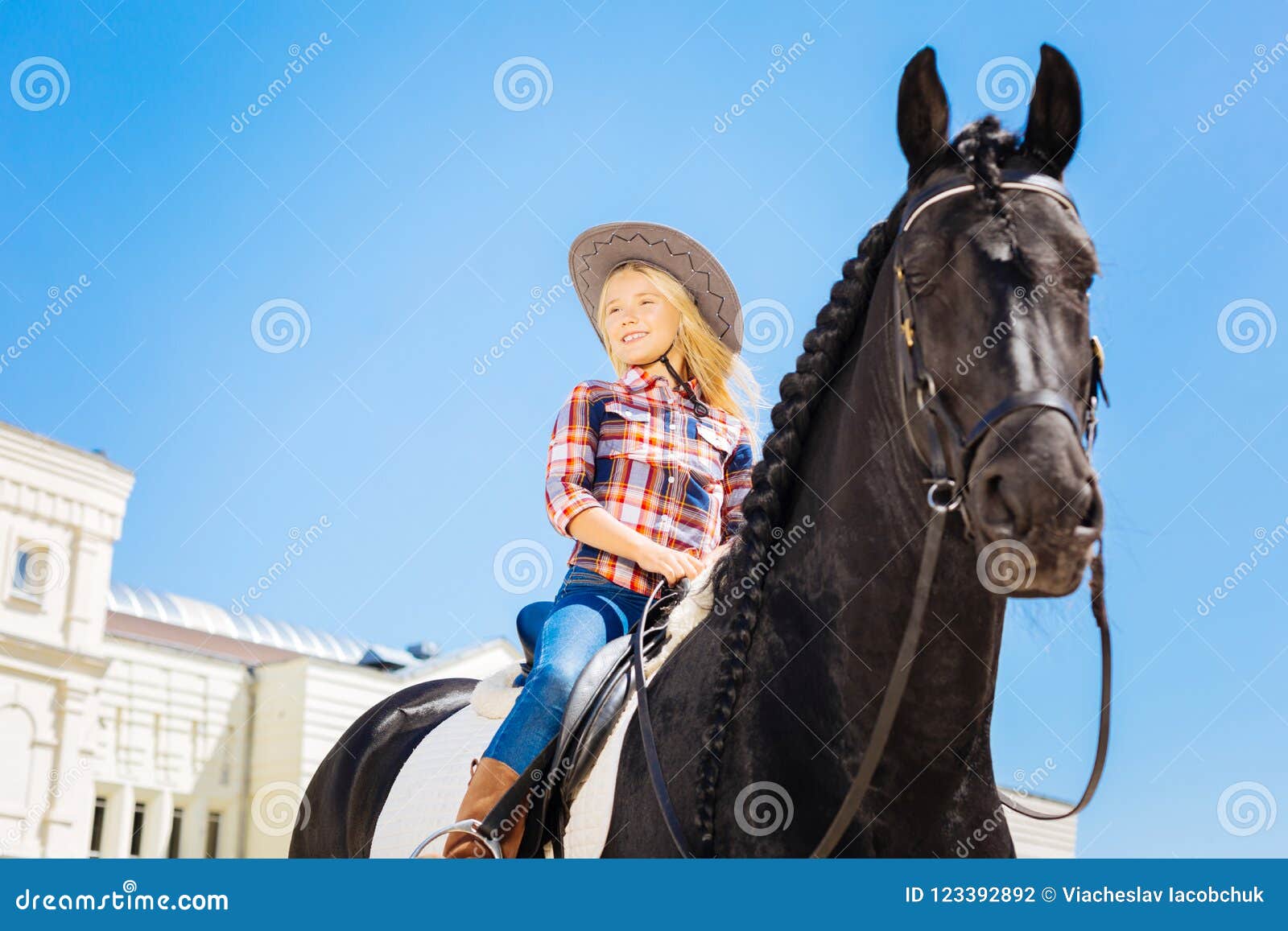 Vaqueros De La Muchacha Y Botas De Montar a Caballo Que Llevan Sonrientes  Que Se Sientan En Caballo Oscuro Foto de archivo - Imagen de sonrisa,  verano: 123392892